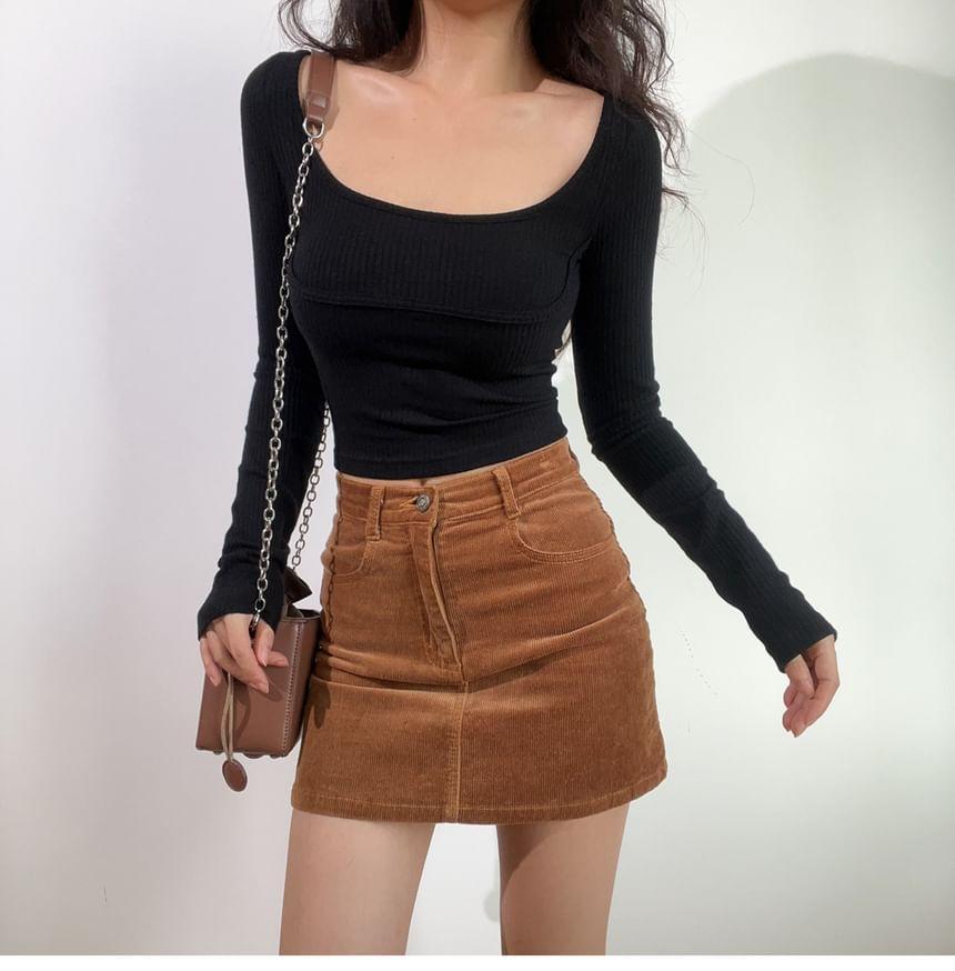 Long-Sleeve Scoop Neck Plain Cropped Tee Product Image