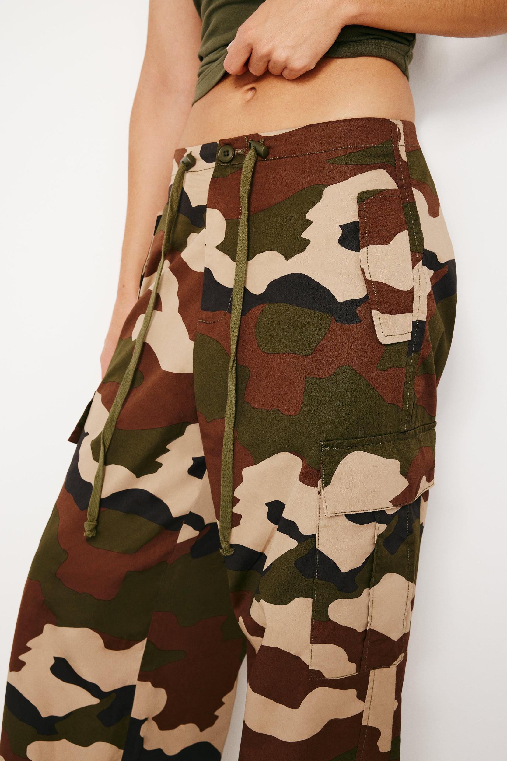 PARACHUTE PANTS | FATIGUE GREEN CAMO001 Product Image