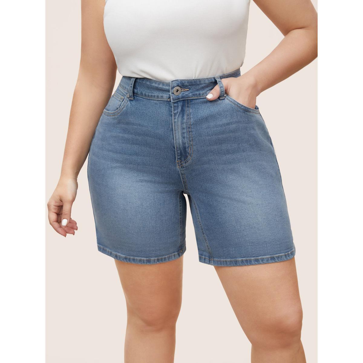 Plus Size Light Wash Roll Hem Slanted Pocket Denim Shorts Women LightBlue Roll Hem High stretch Everyday Slanted pocket Casual Denim Shorts BloomChic 26/4X Product Image