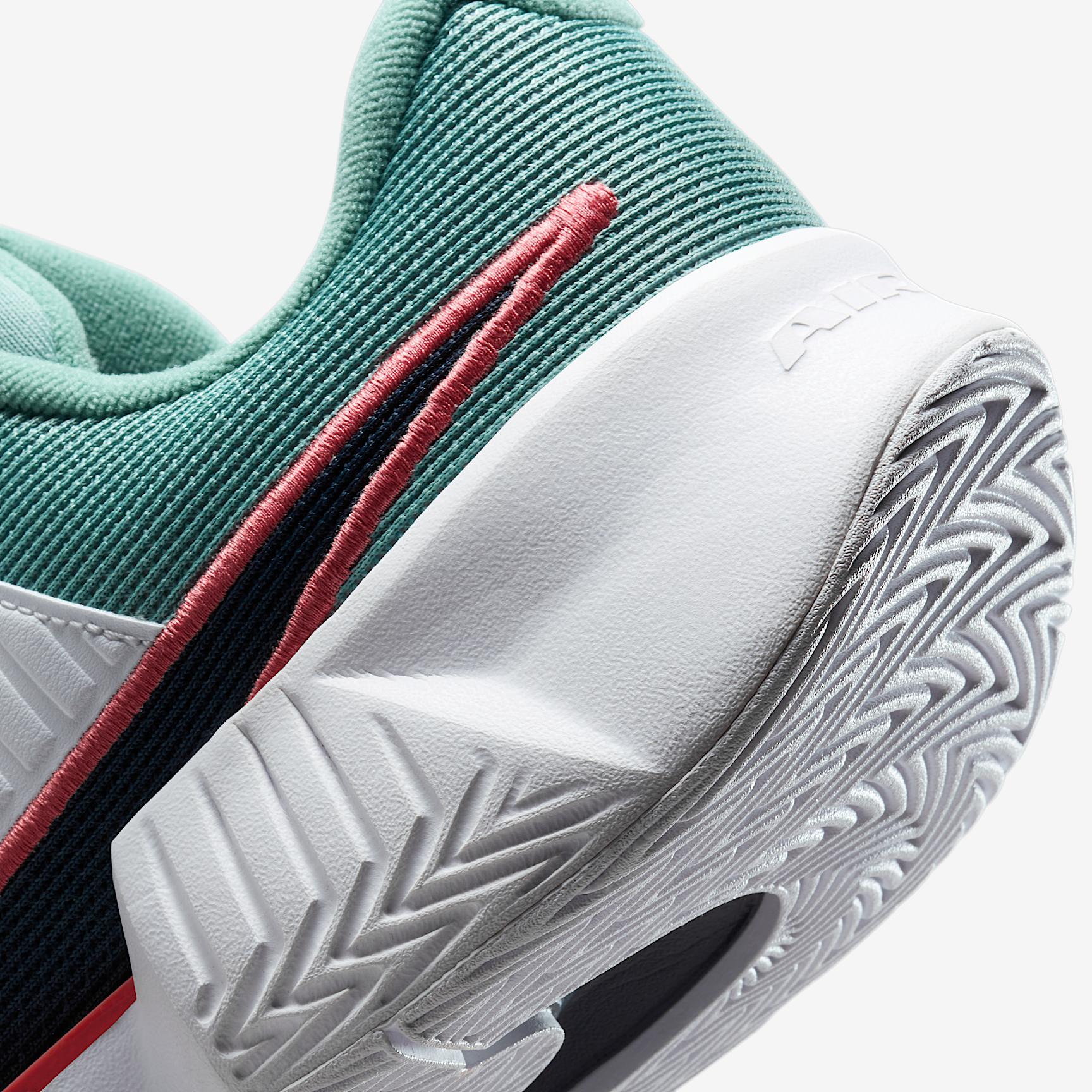 Nike Men's GP Challenge Pro Hard Court Tennis Shoes Product Image