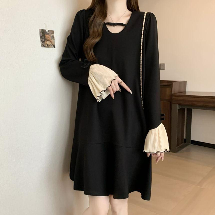 Long-Sleeve Scoop Neck Two Tone Bow Accent Flared Cuff Tunic Dress Product Image