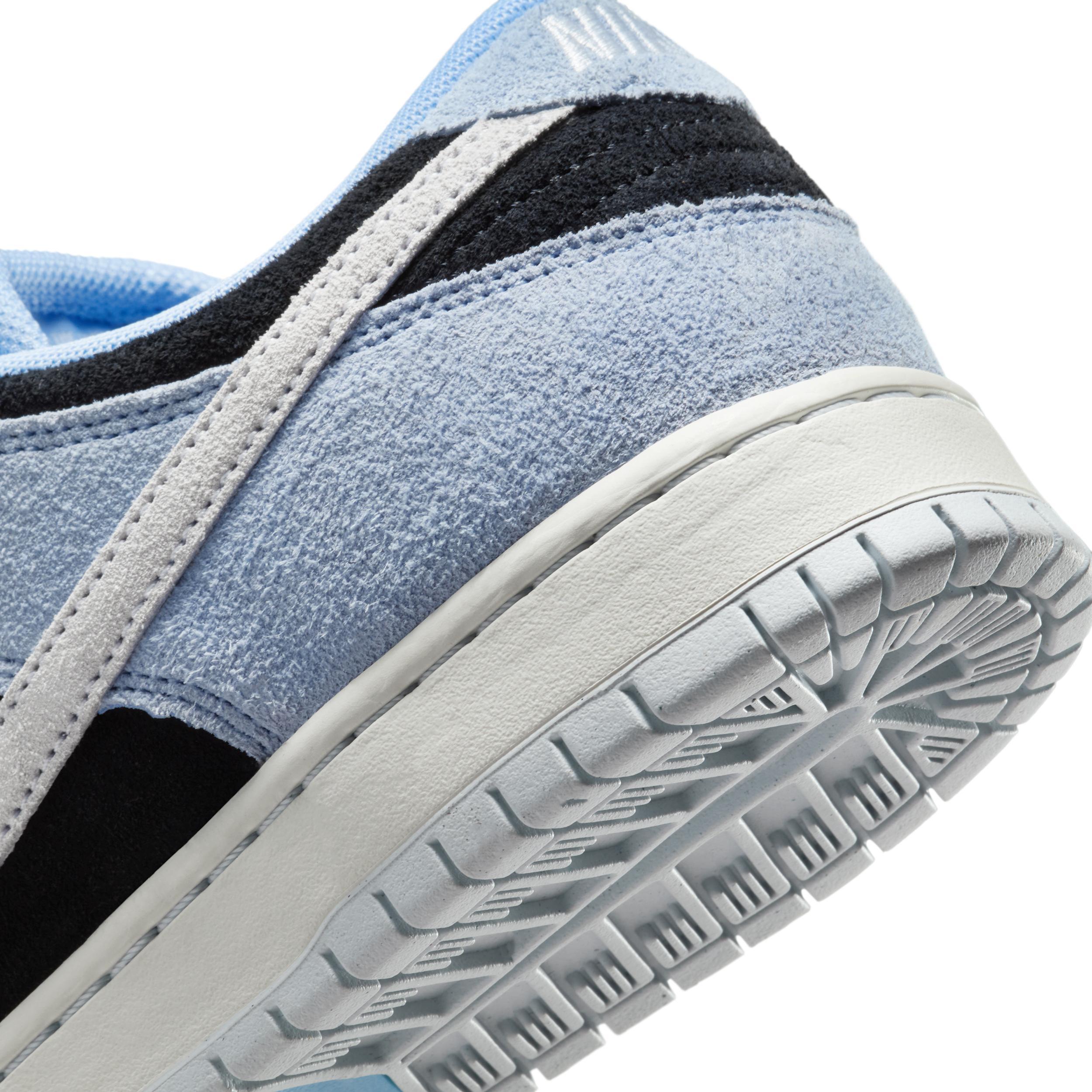 Men's Nike SB Dunk Low Pro Skate Shoes Product Image