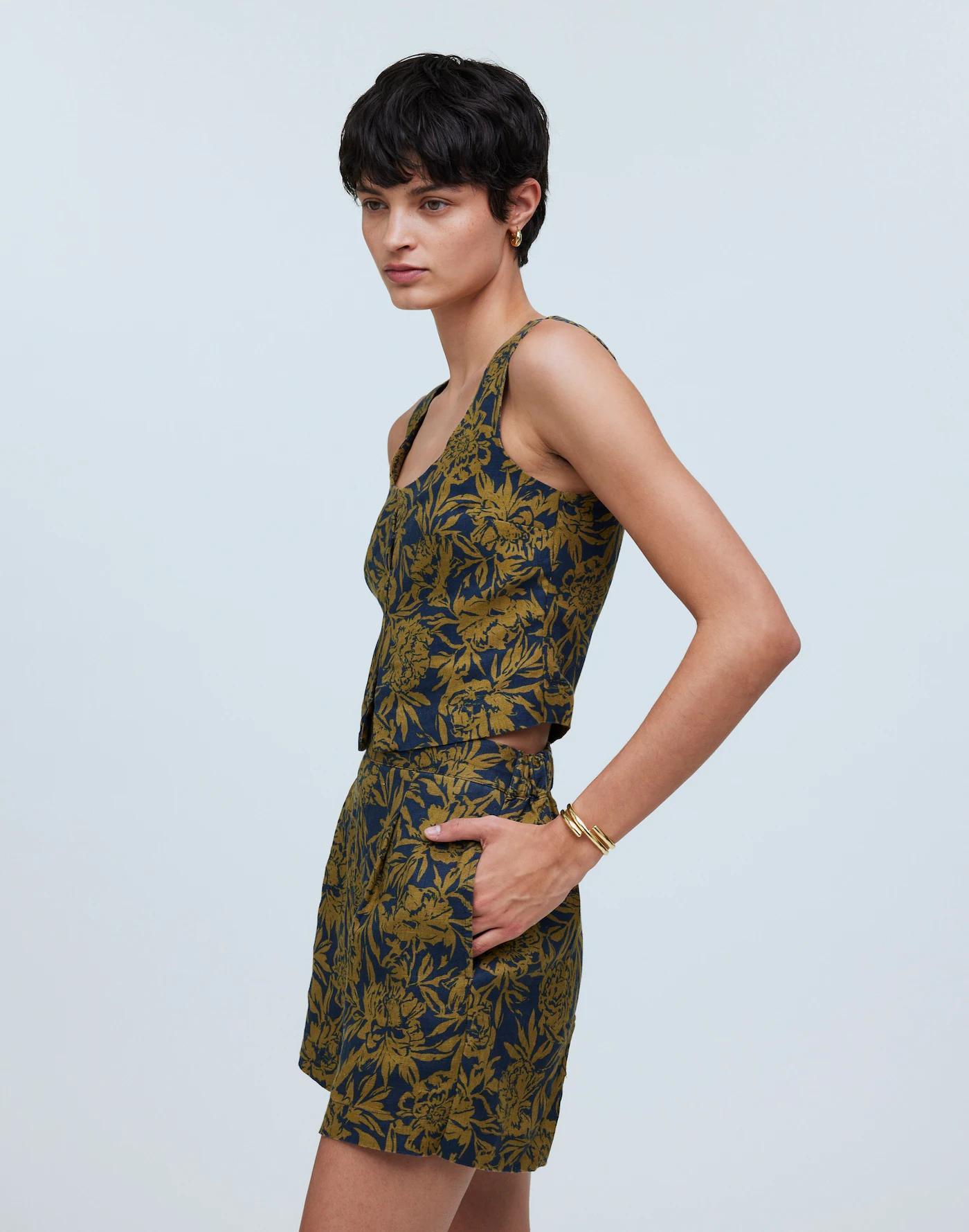 Clean Pull-On Shorts in 100% Linen Product Image