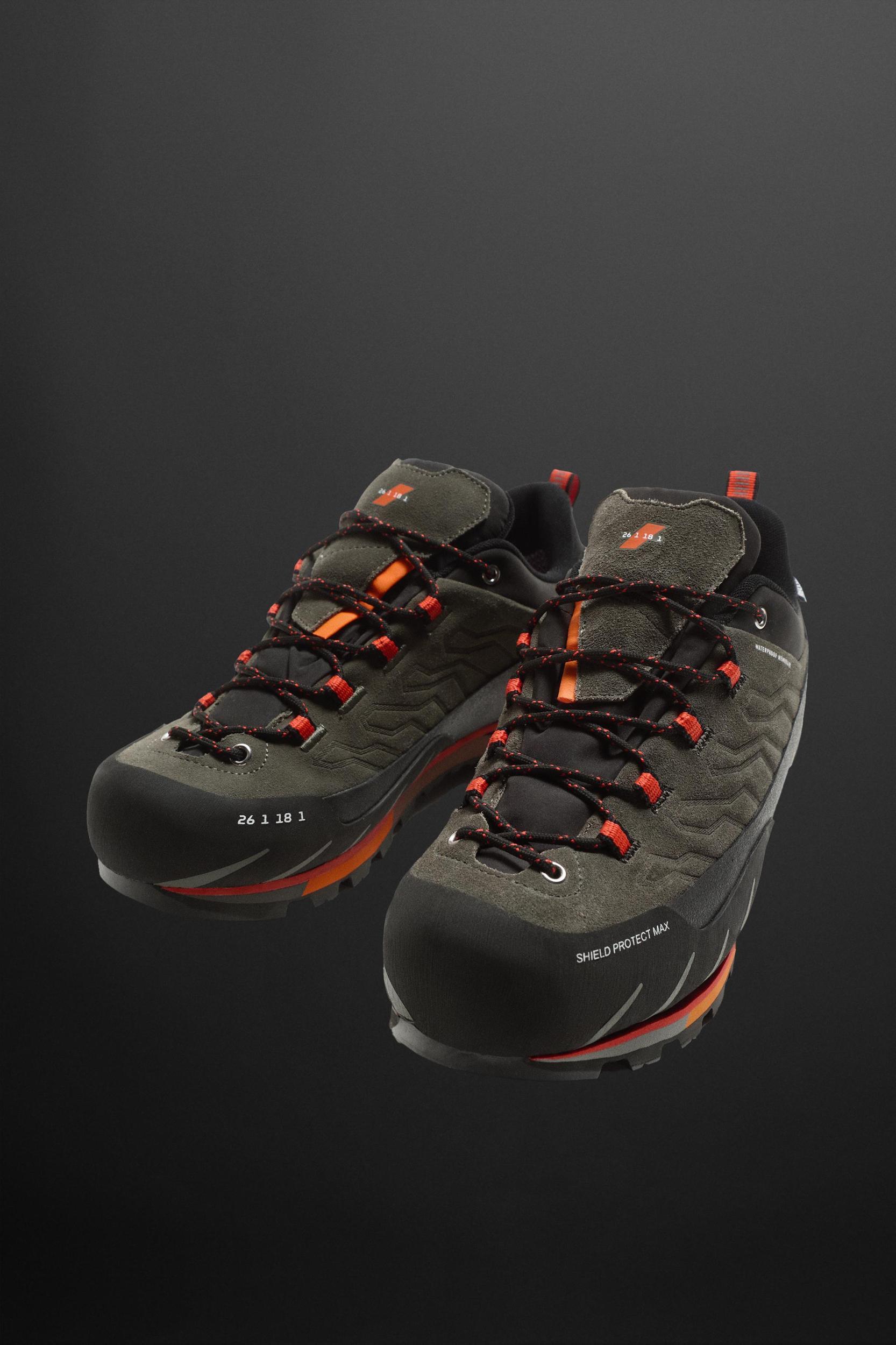 HIKING SHOES Product Image