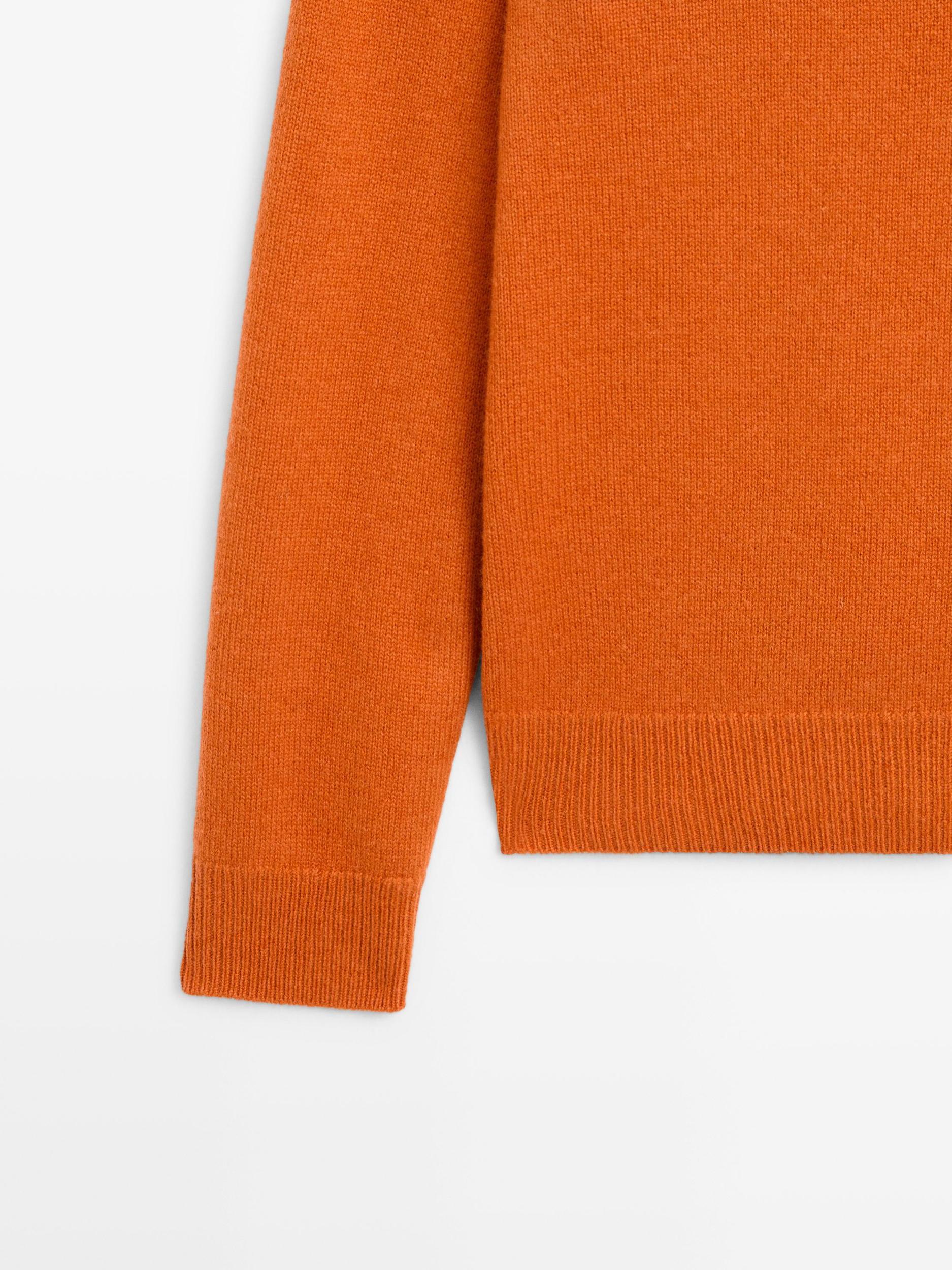 V-neck knit sweater Product Image