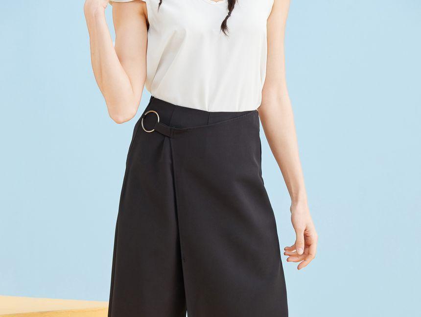 Metal-Accent Wide-Leg Capri Pants Product Image