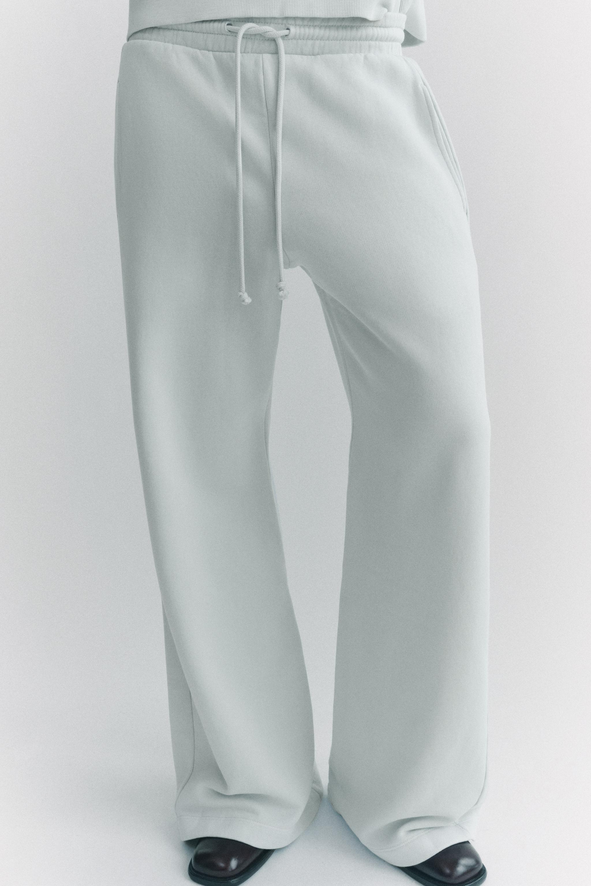 Pants made of a cotton blend. Mid waist and adjustable elastic drawstring waistband. Side pockets. Wide leg. Product Image