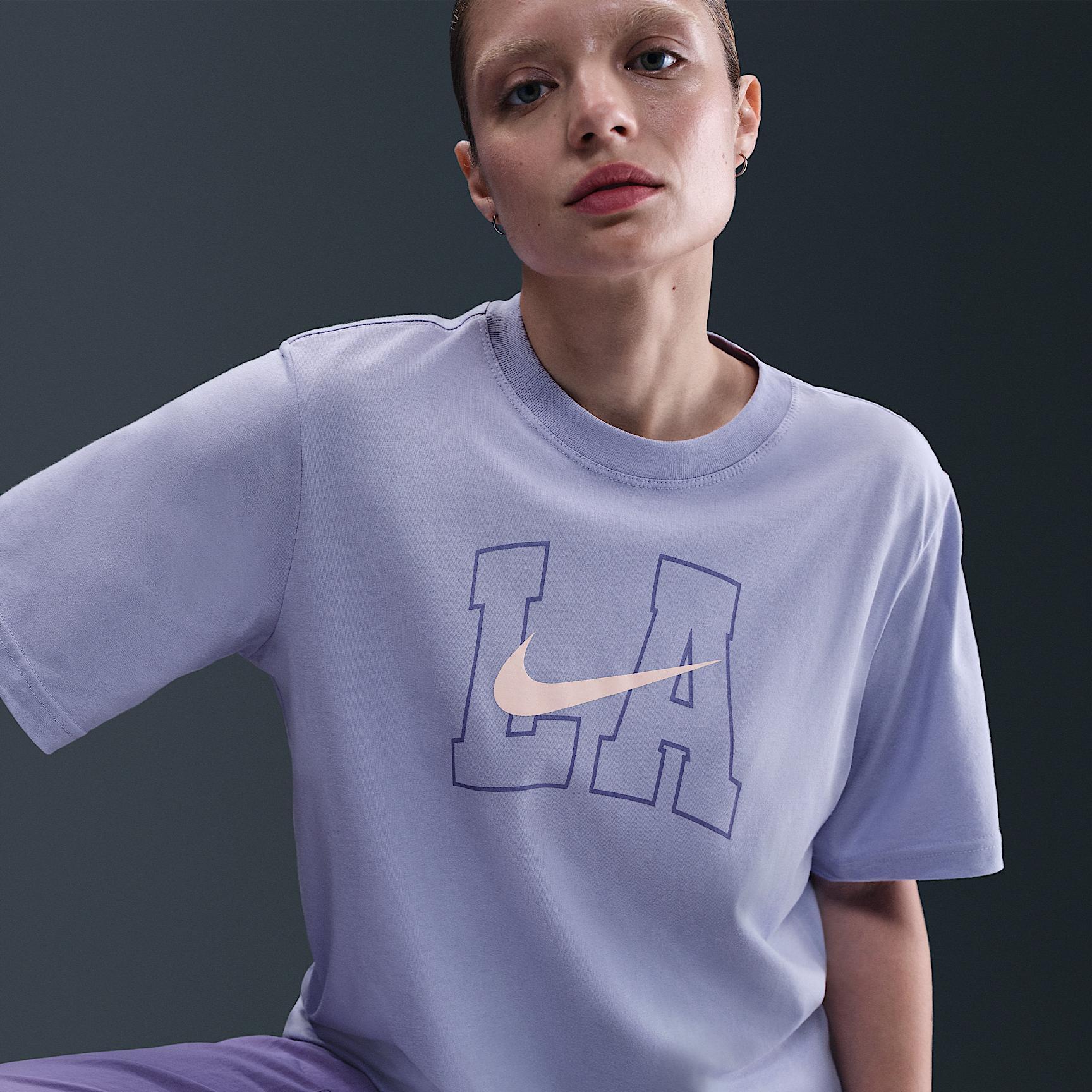 Nike Sportswear Essential Women's Graphic T-Shirt Product Image