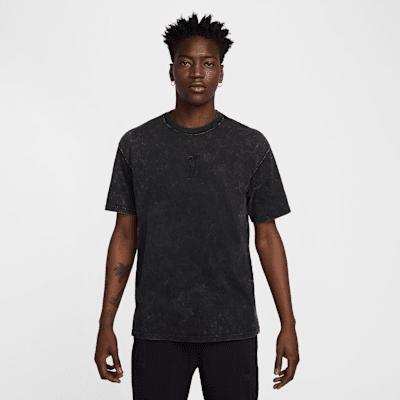 Liverpool FC Premium Essentials Nike Men's Soccer T-Shirt Product Image