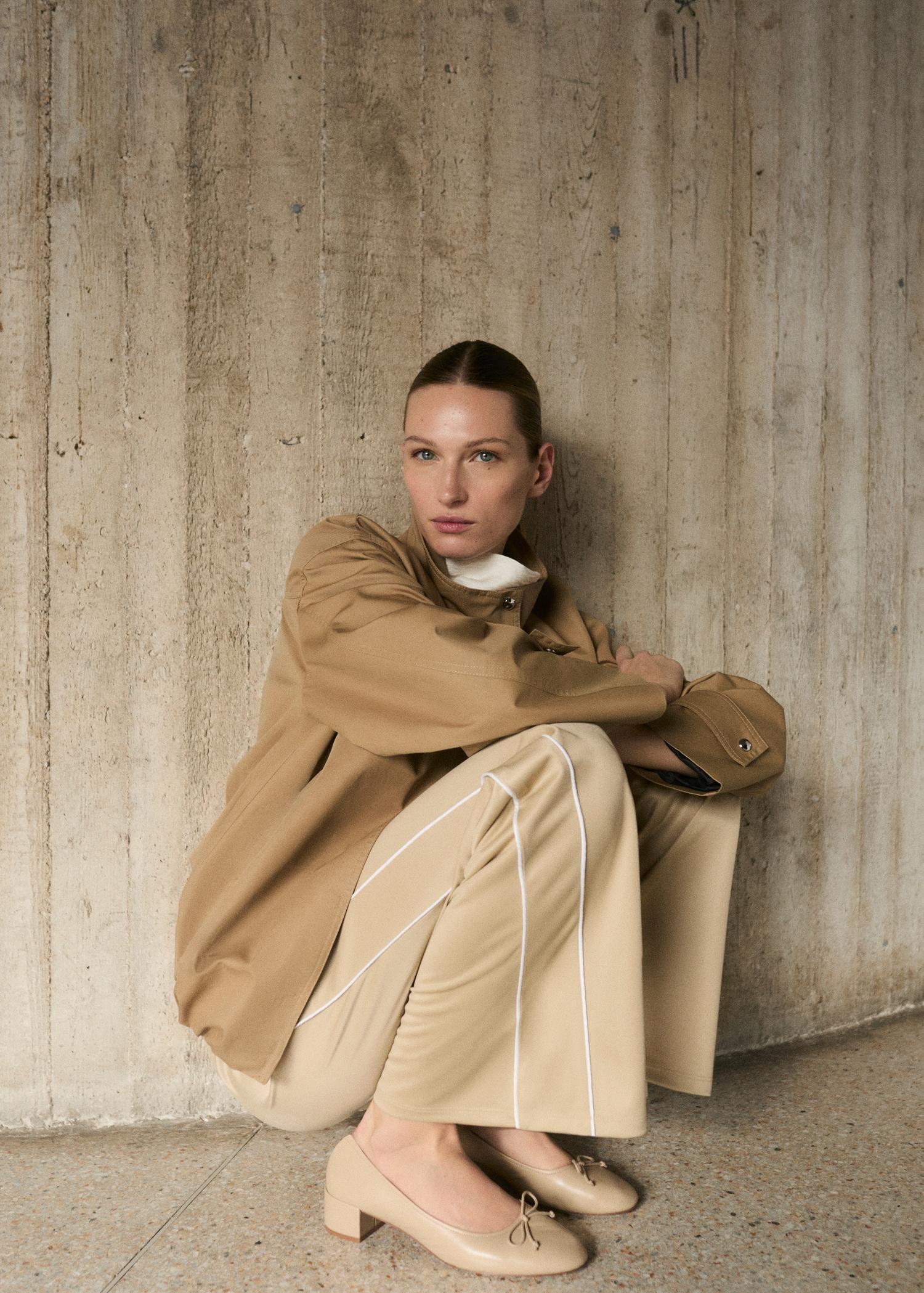 Contrasting-stripe jogger pants - Women | MANGO USA Product Image
