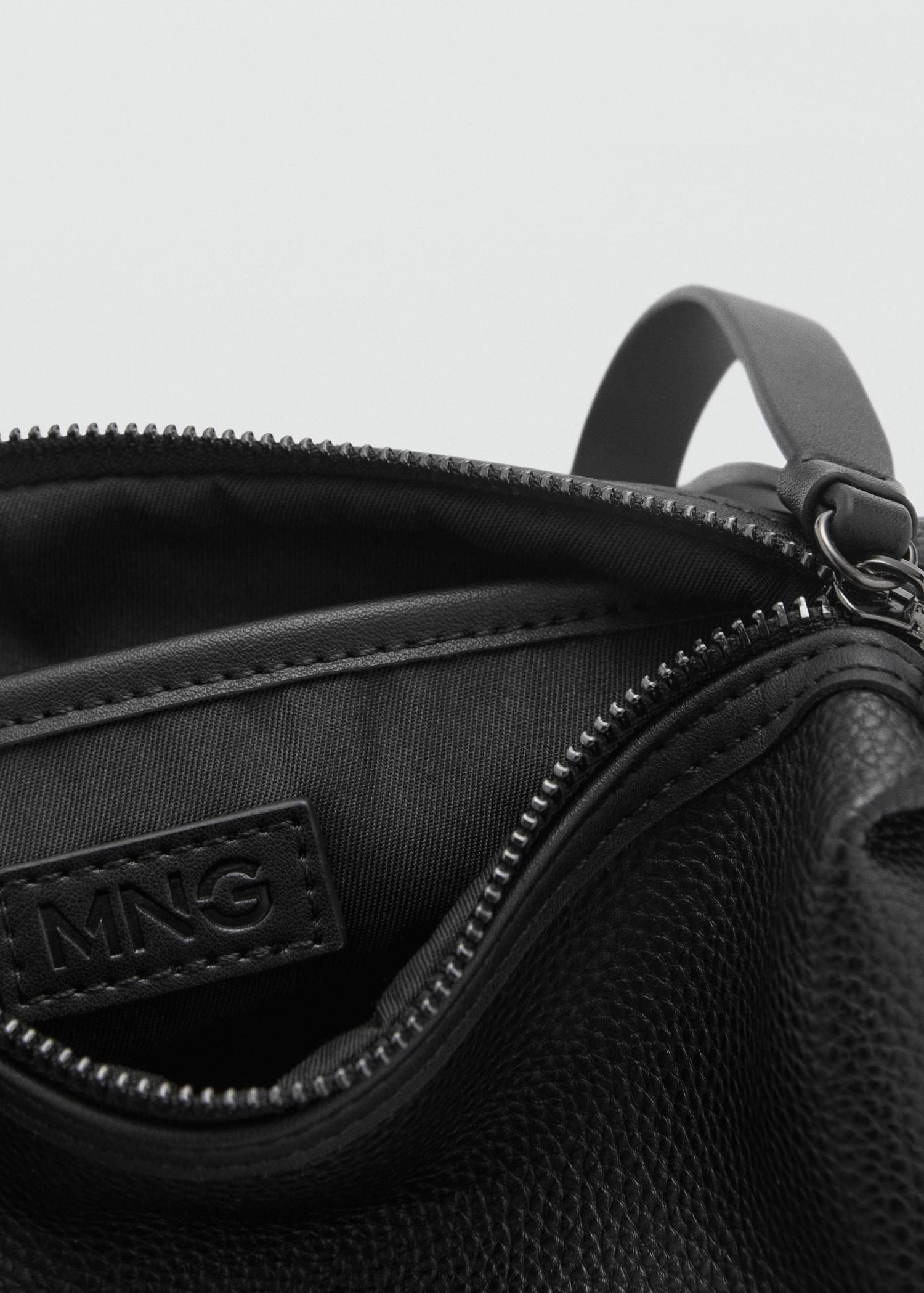 Contrast-strap pebbled cosmetic bag - Men | MANGO USA Product Image