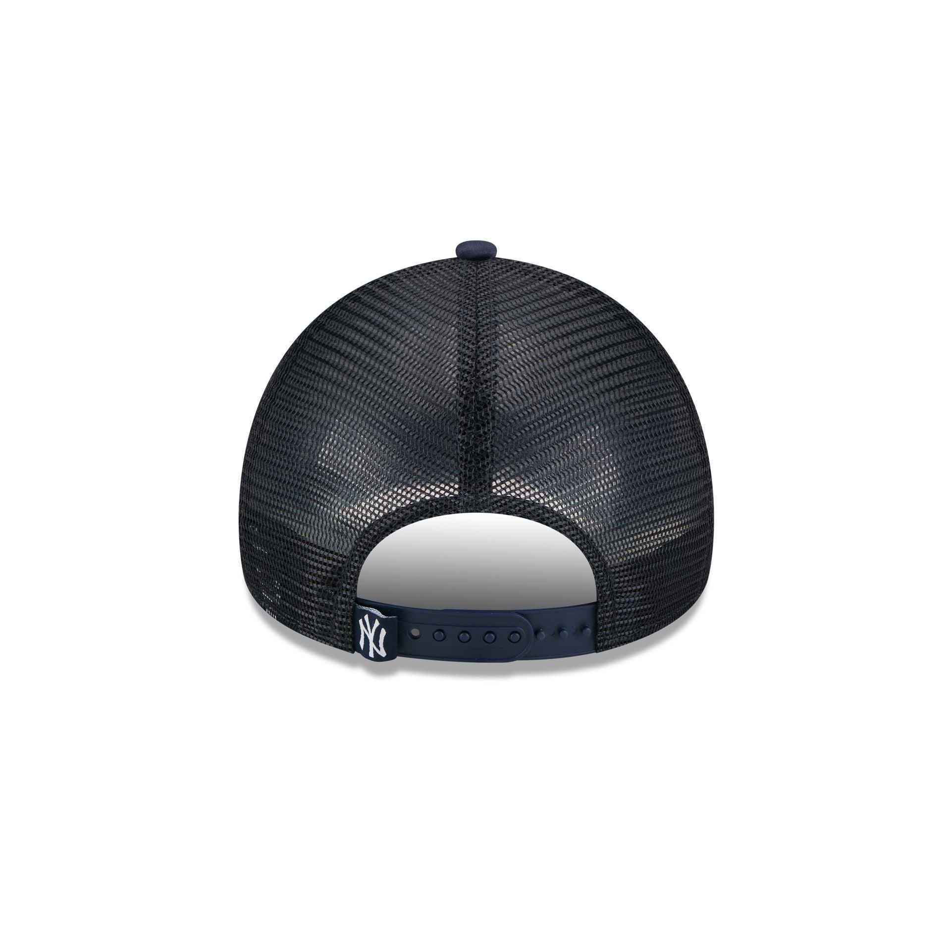 New York Yankees Distressed 9FORTY A-Frame Trucker Hat Male Product Image