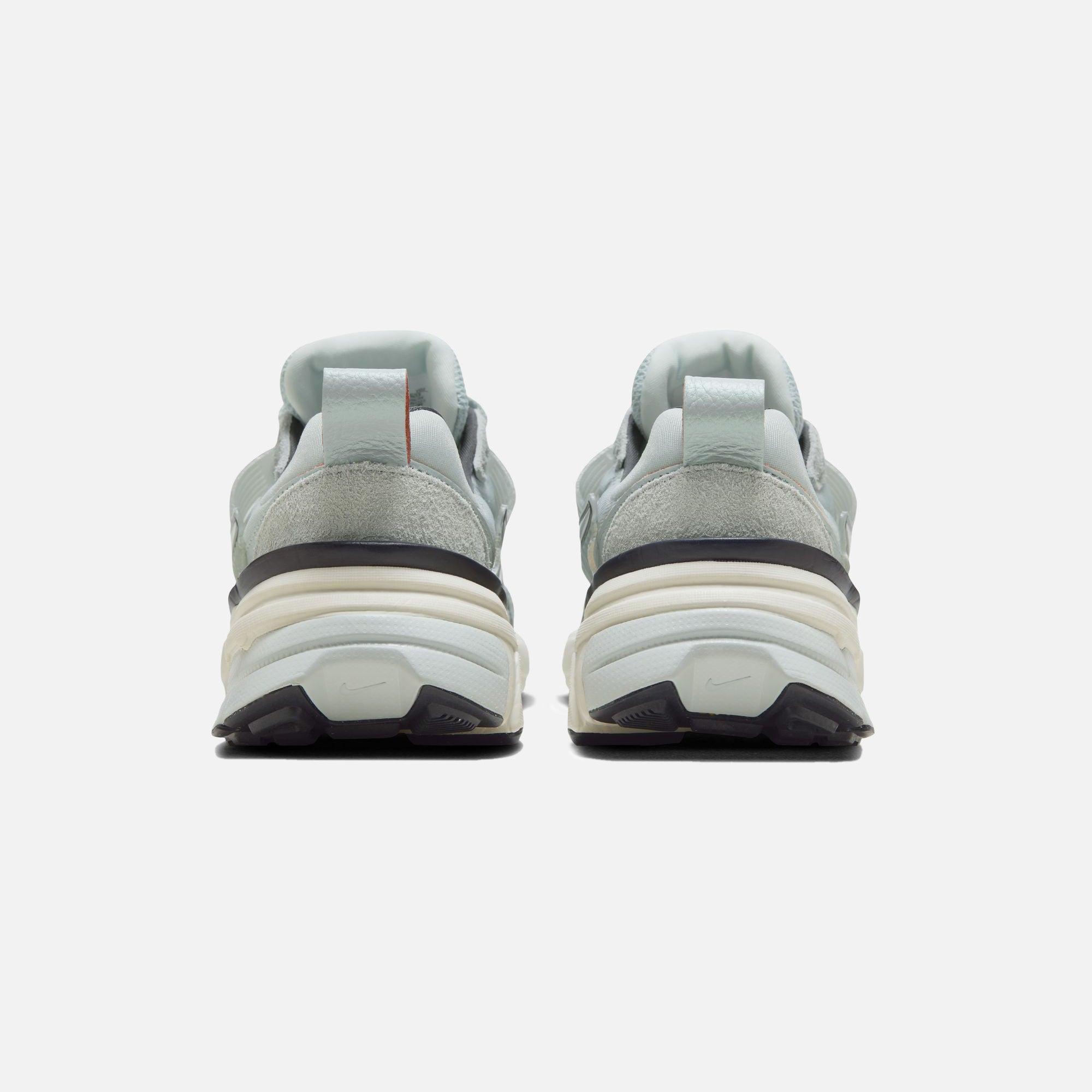 Nike WMNS V2K Run - Light Pumice / Chrome / Light Orewood Female Product Image