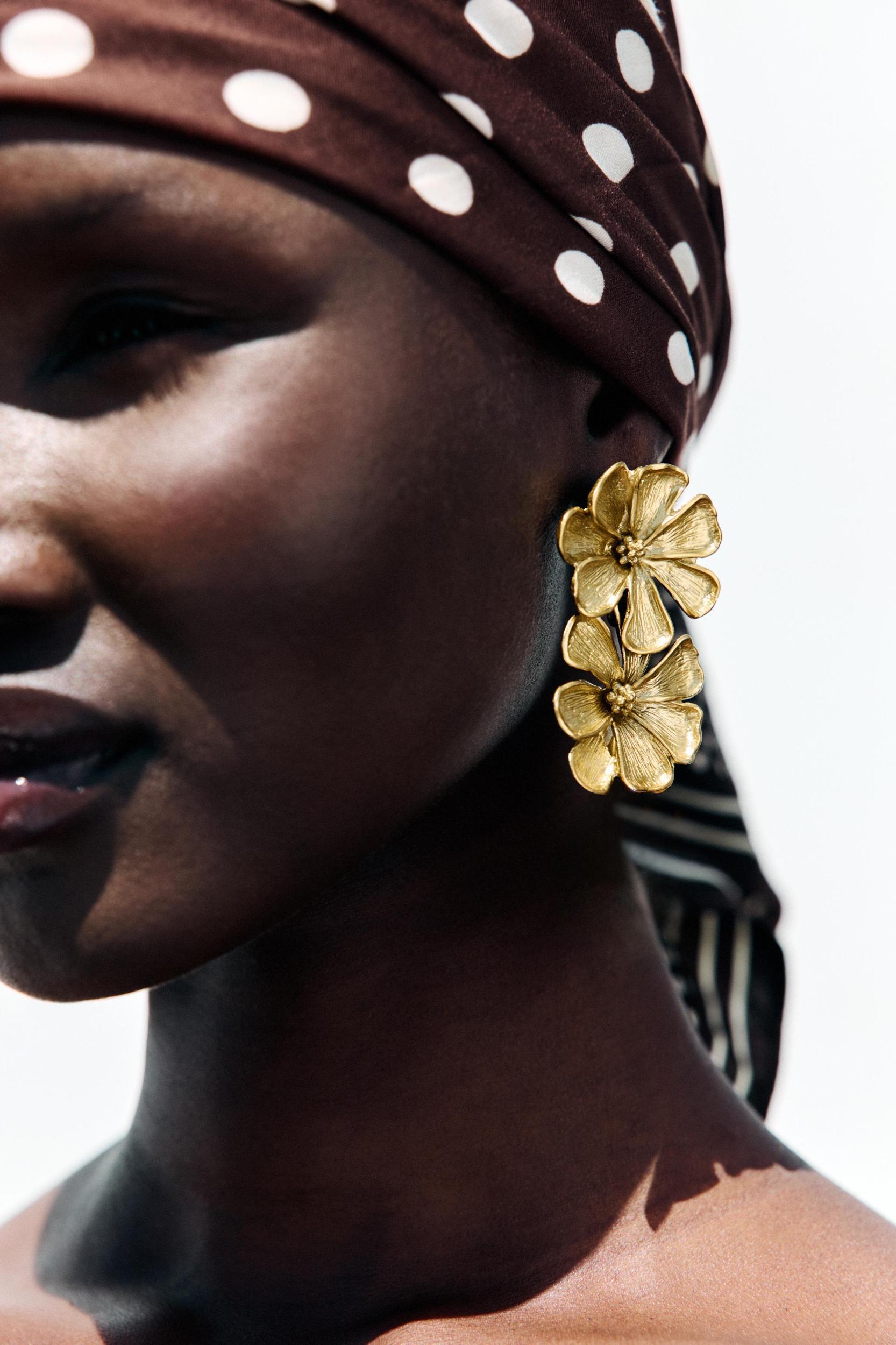 METAL FLOWER EARRINGS Product Image