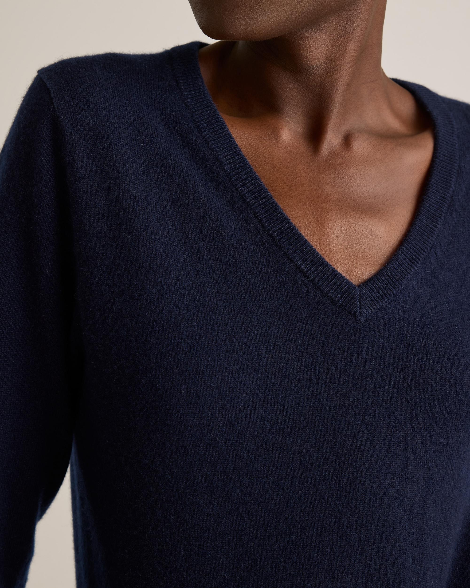 Quince | Women's Mongolian Cashmere V-Neck Sweater Size XL Product Image