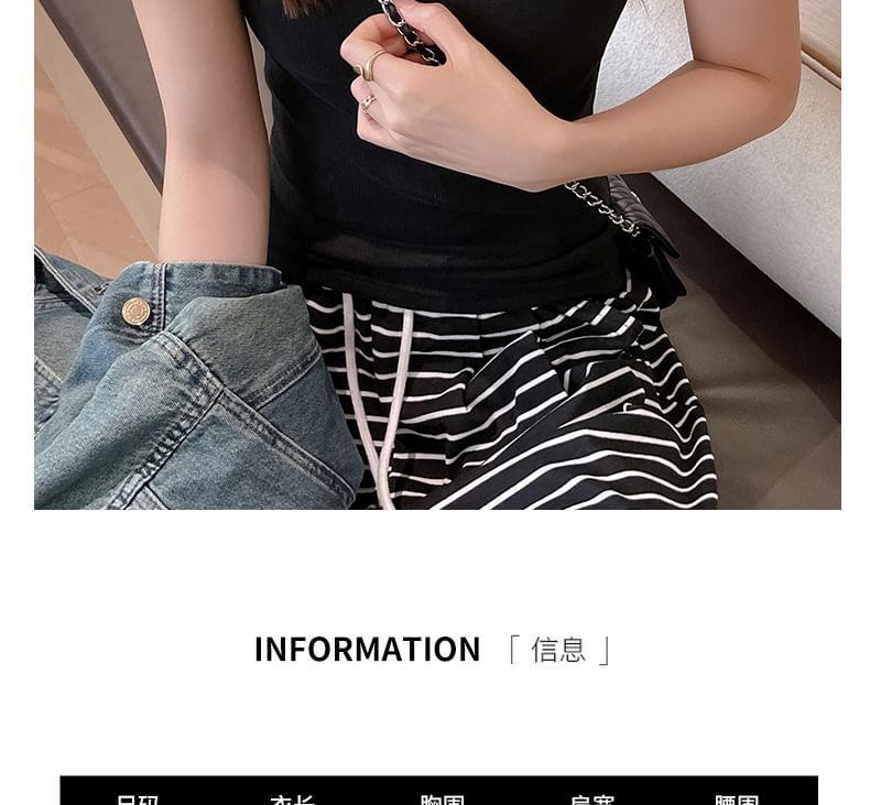 Scoop Neck Plain Slim Fit Tank Top Product Image