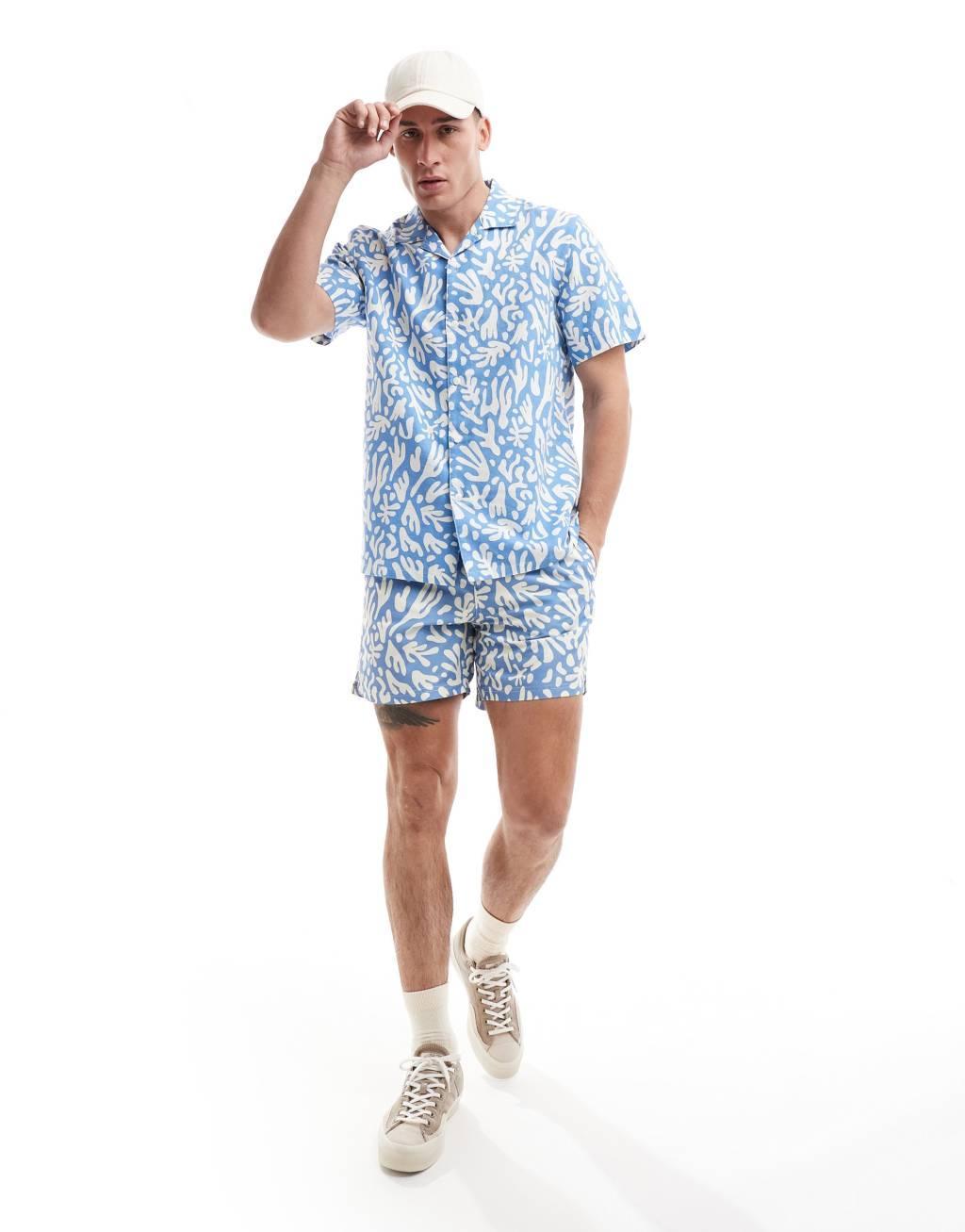 Farah printed short sleeve shirt in blue Product Image