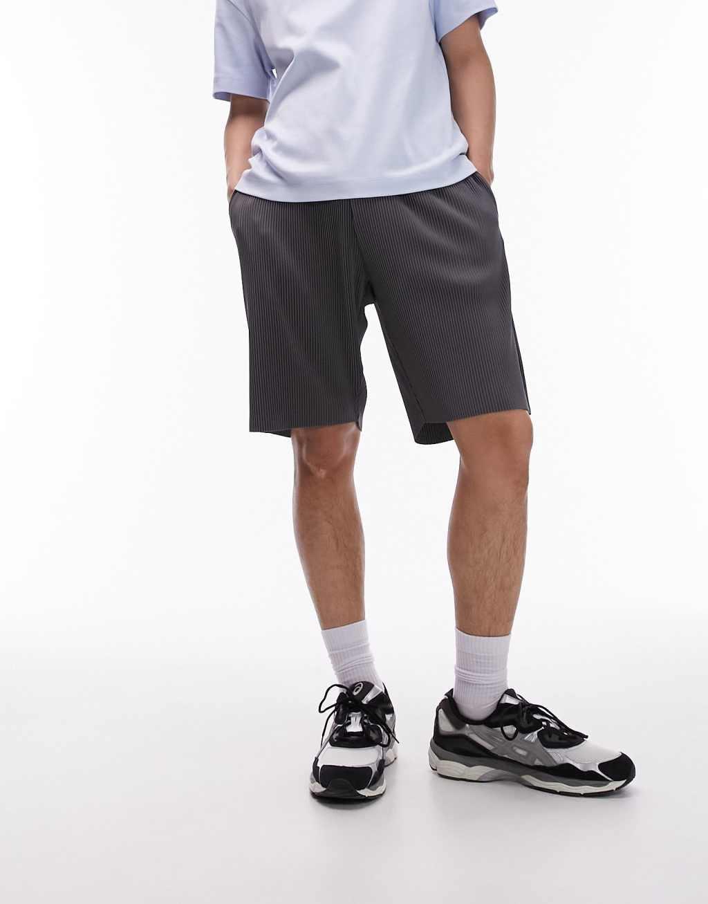 Topman oversized plisse short in charcoal Product Image