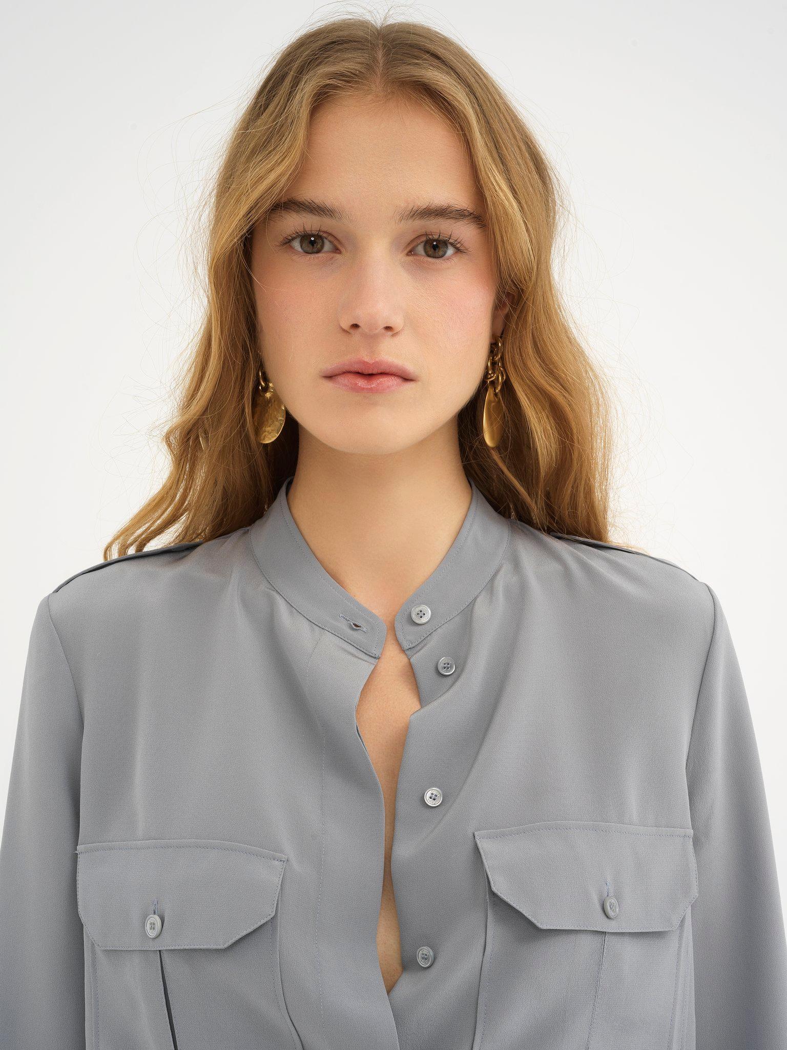 Classic utilitarian blouse in crêpe de chine Product Image