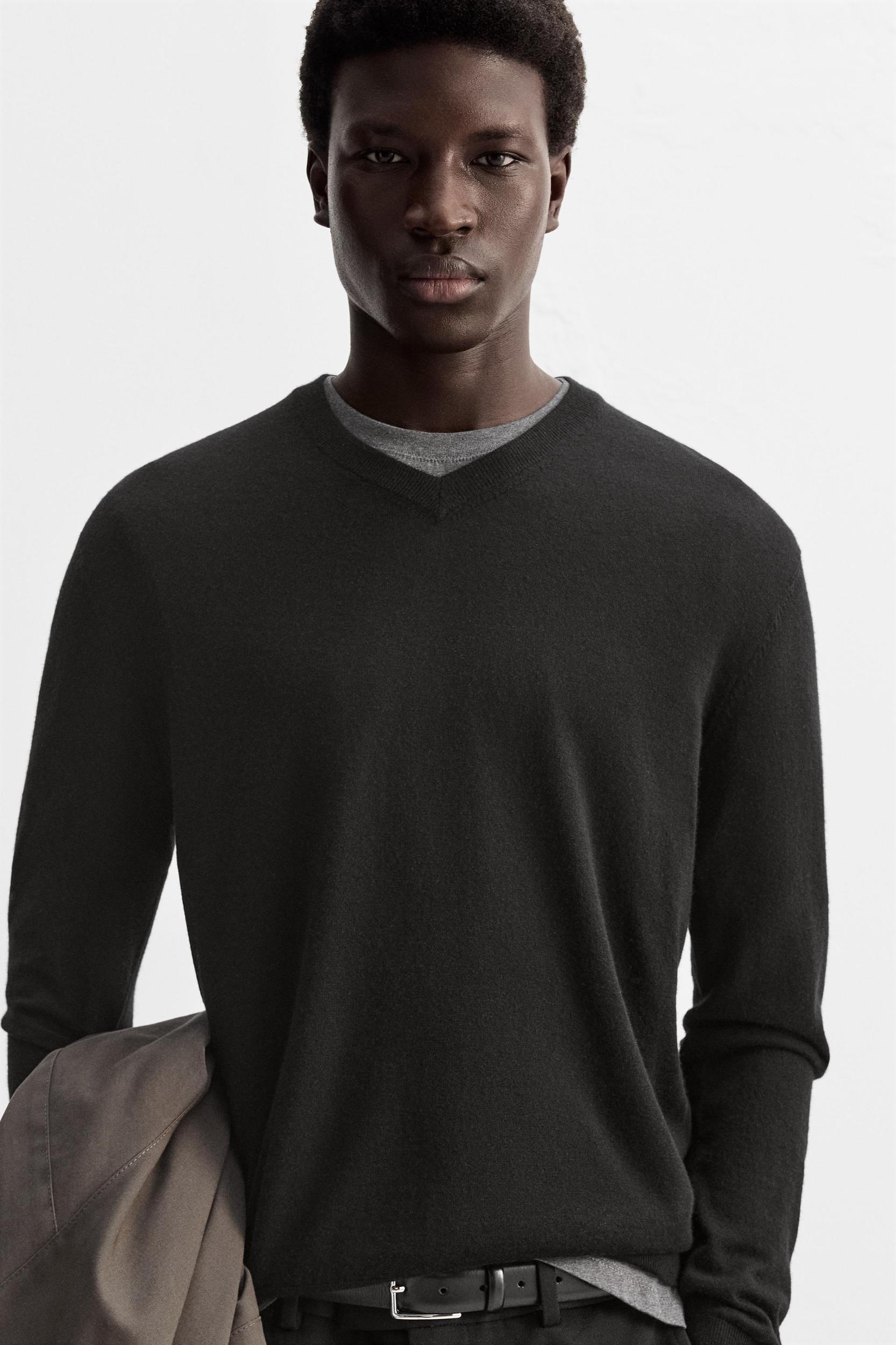 LIGHTWEIGHT WOOL AND CASHMERE BLEND V-NECK SWEATER Product Image