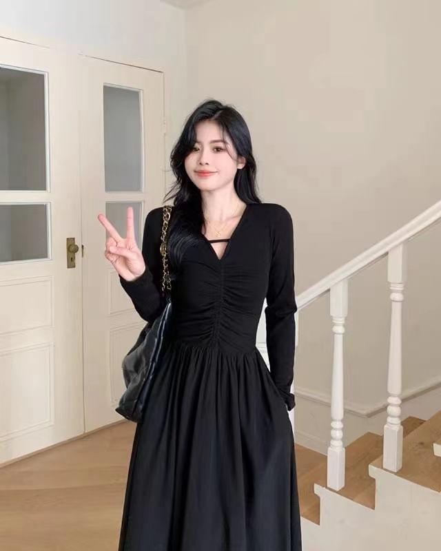 Long-Sleeve V-Neck Plain Ruched Midi A-Line Dress Product Image