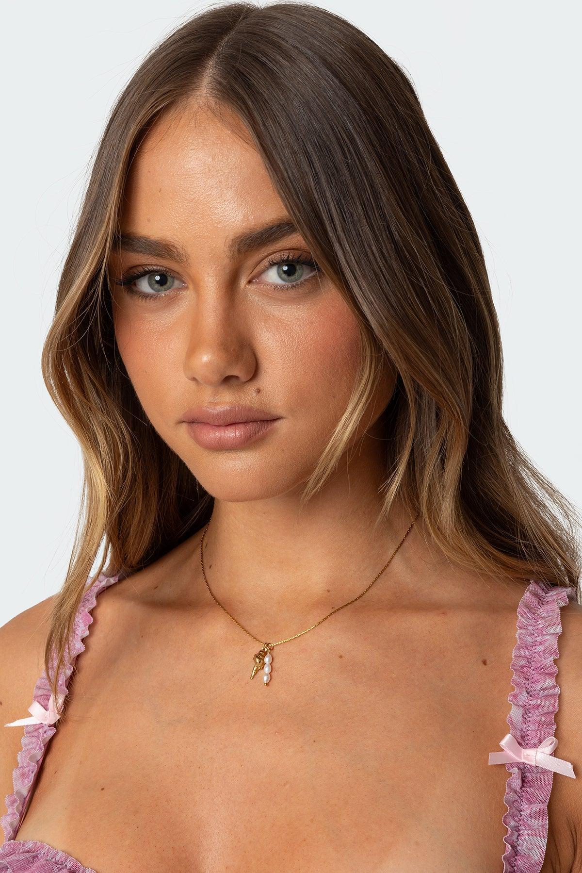 Shell Pearl Necklace Product Image