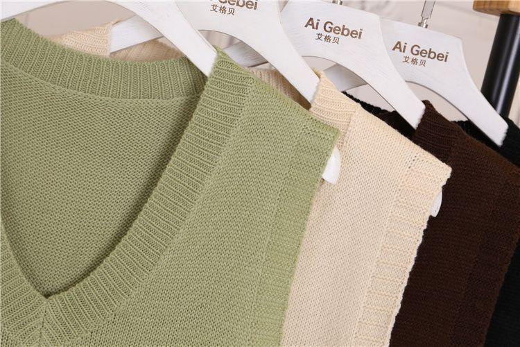 Cropped V-Neck Sweater Vest Product Image