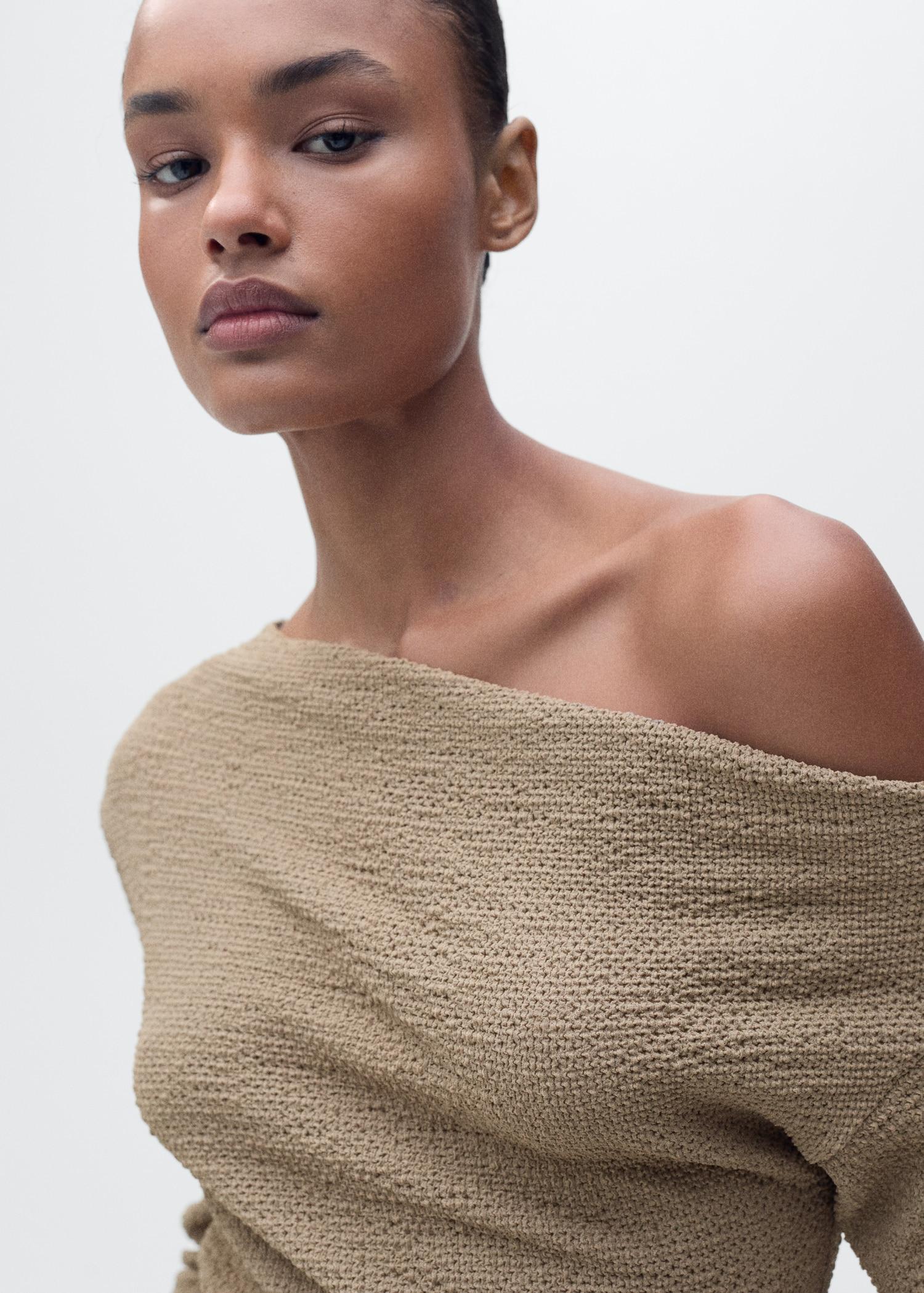 Textured asymmetrical neck t-shirt - Women | MANGO USA Product Image