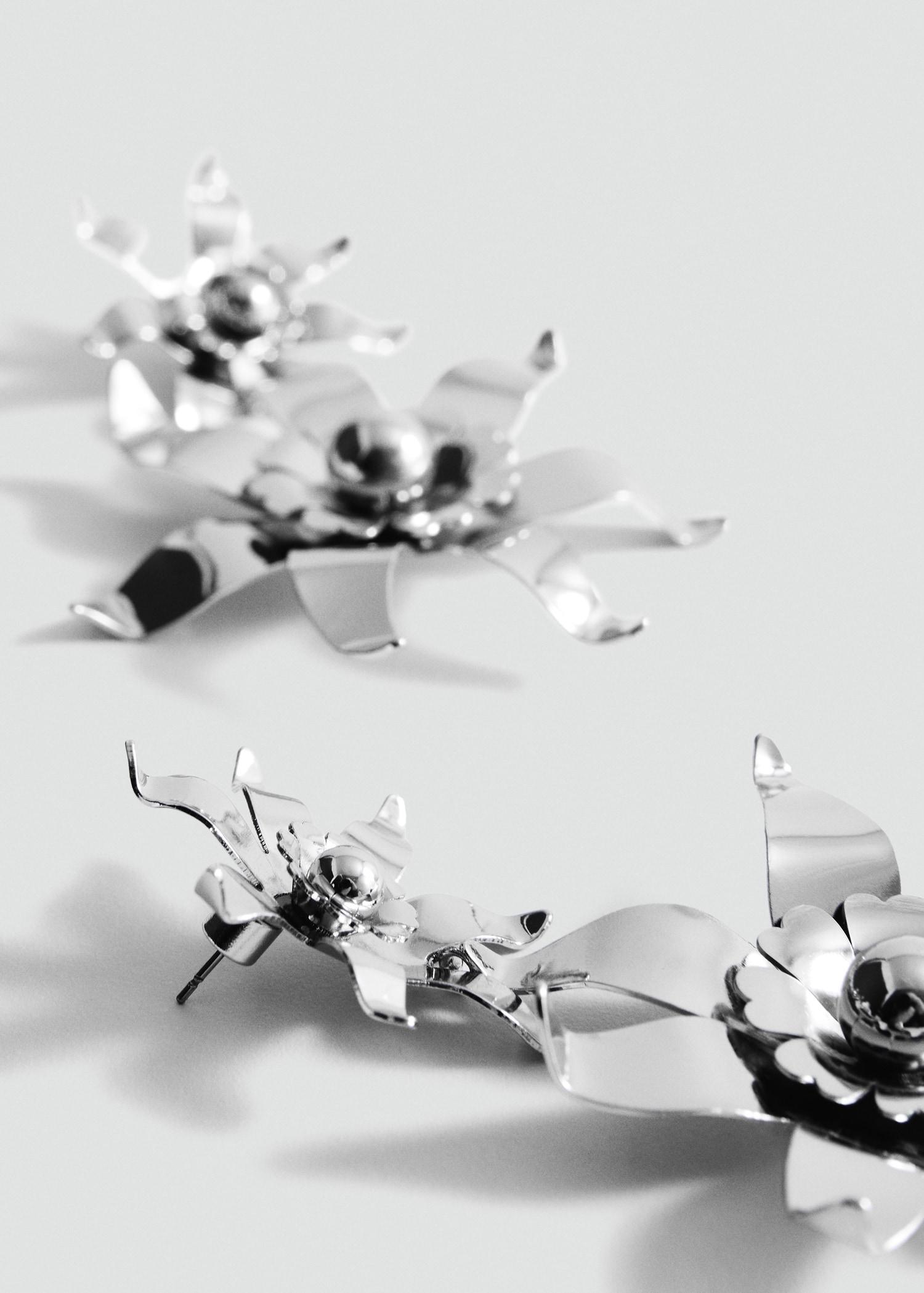 Flower pendant earrings - Women | MANGO USA Product Image
