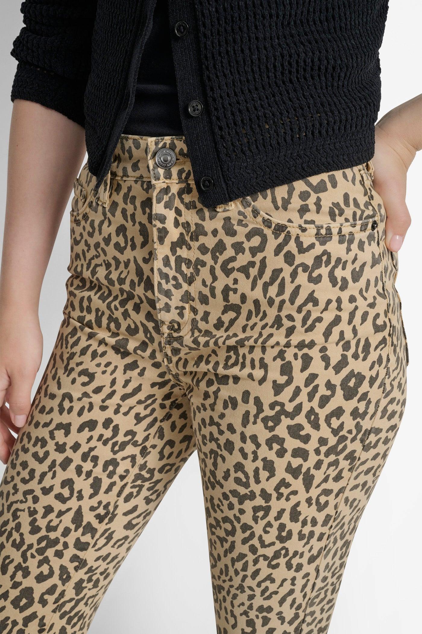 HIGH-RISE RAW EDGE FLARE JEAN Product Image