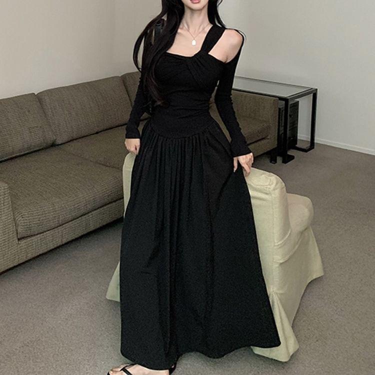 Long-Sleeve Cold Shoulder Plain Asymmetrical Ruched Maxi A-Line Dress Product Image