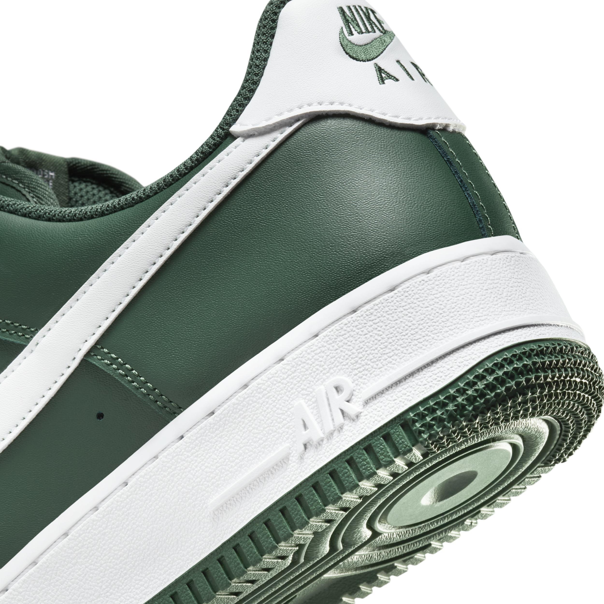 Nike Men's Air Force 1 '07 LV Shoes Product Image