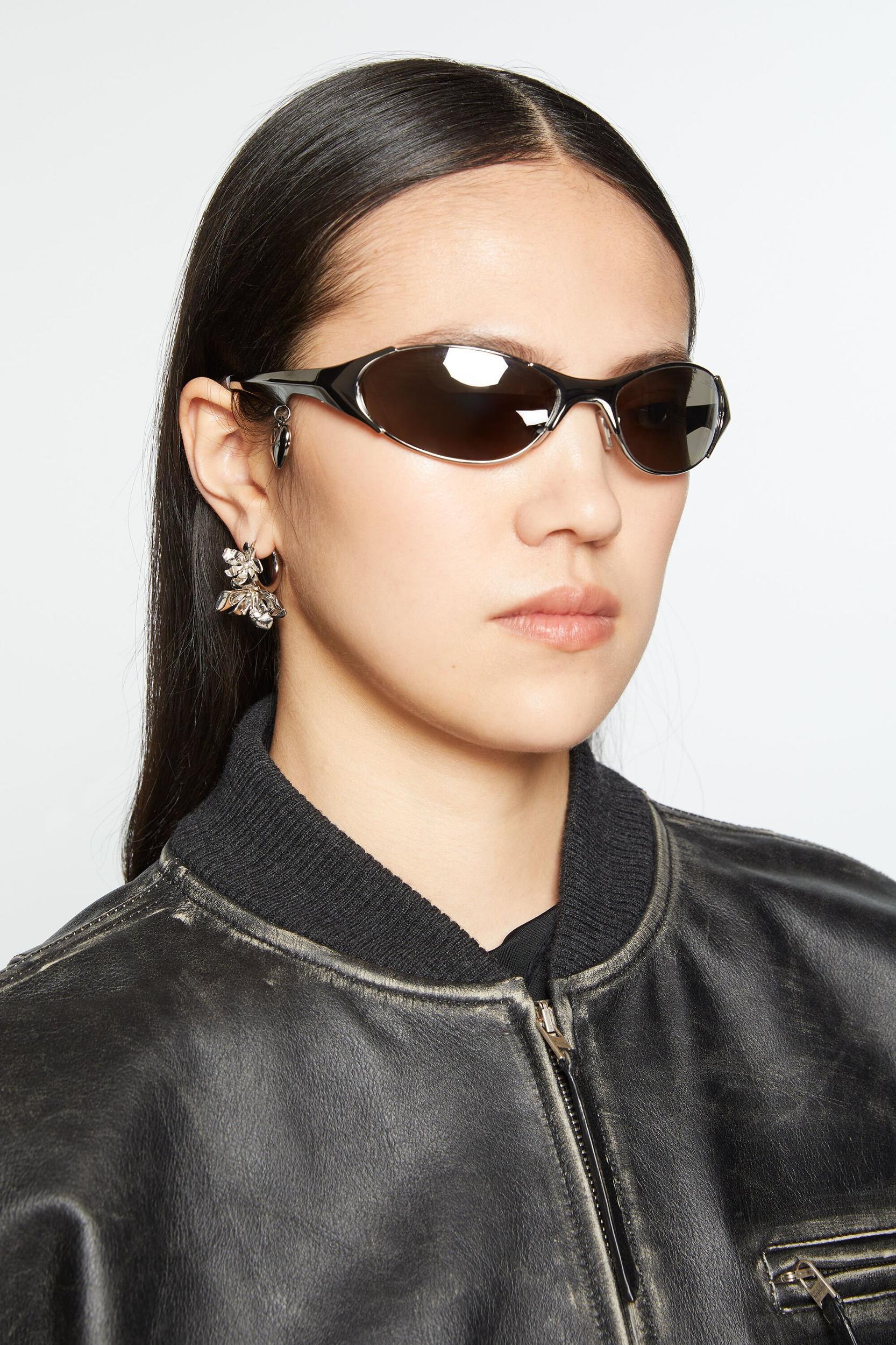 Flower hoop earrings Product Image