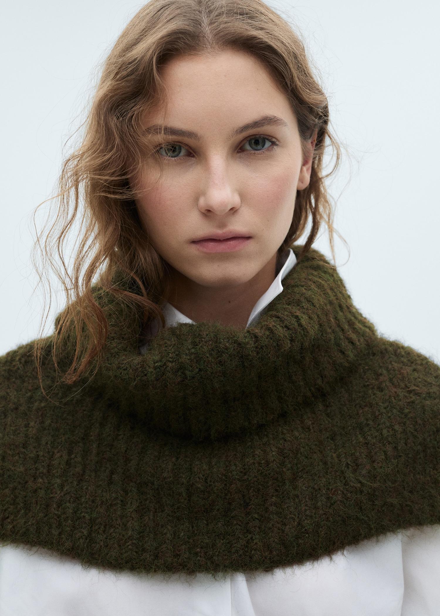 Crop turtleneck shawl - Women | MANGO USA Product Image