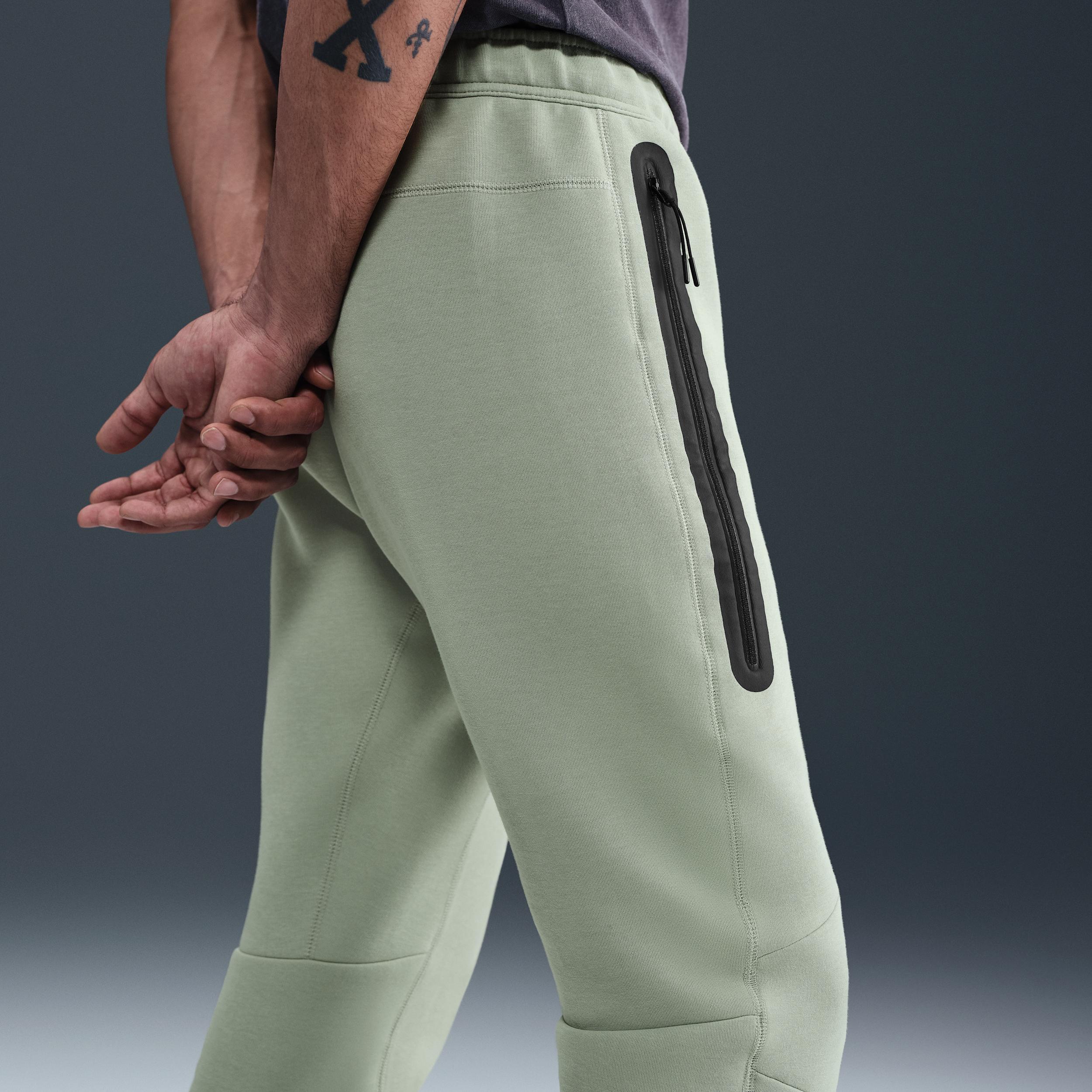 Chelsea FC Tech Men's Nike Soccer Fleece Joggers Product Image