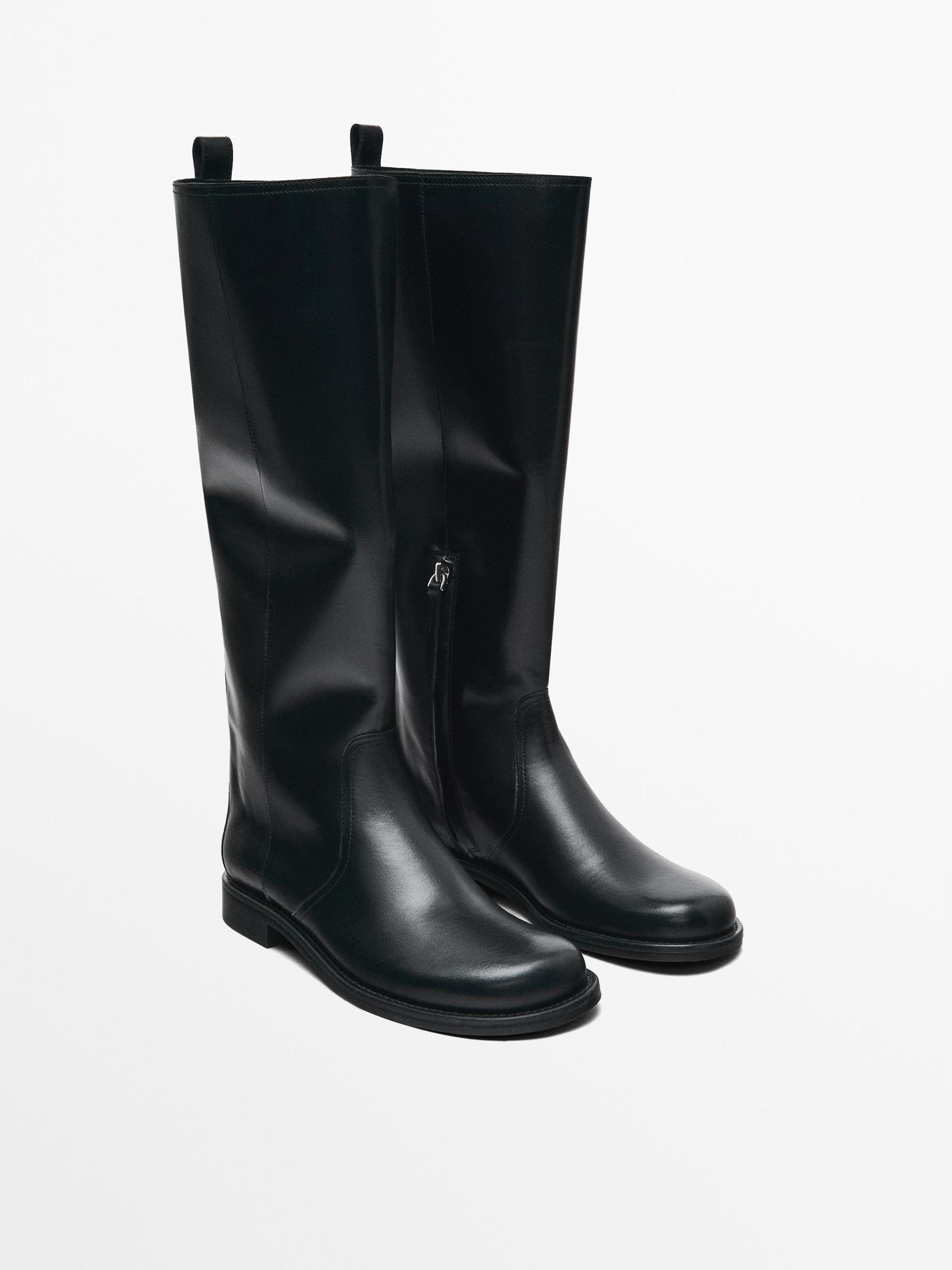 Flat boots with rounded toe Product Image