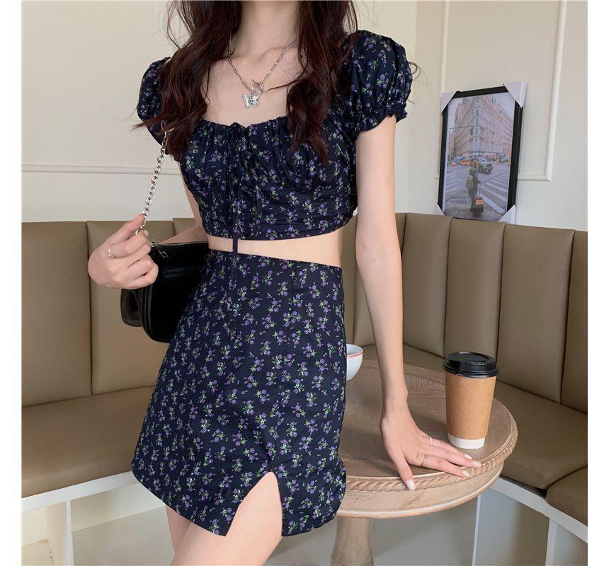 Short-Sleeve Crew Neck Floral Print Tie Front Crop Top / High Waist Slit Mini A-Line Skirt / Set Product Image