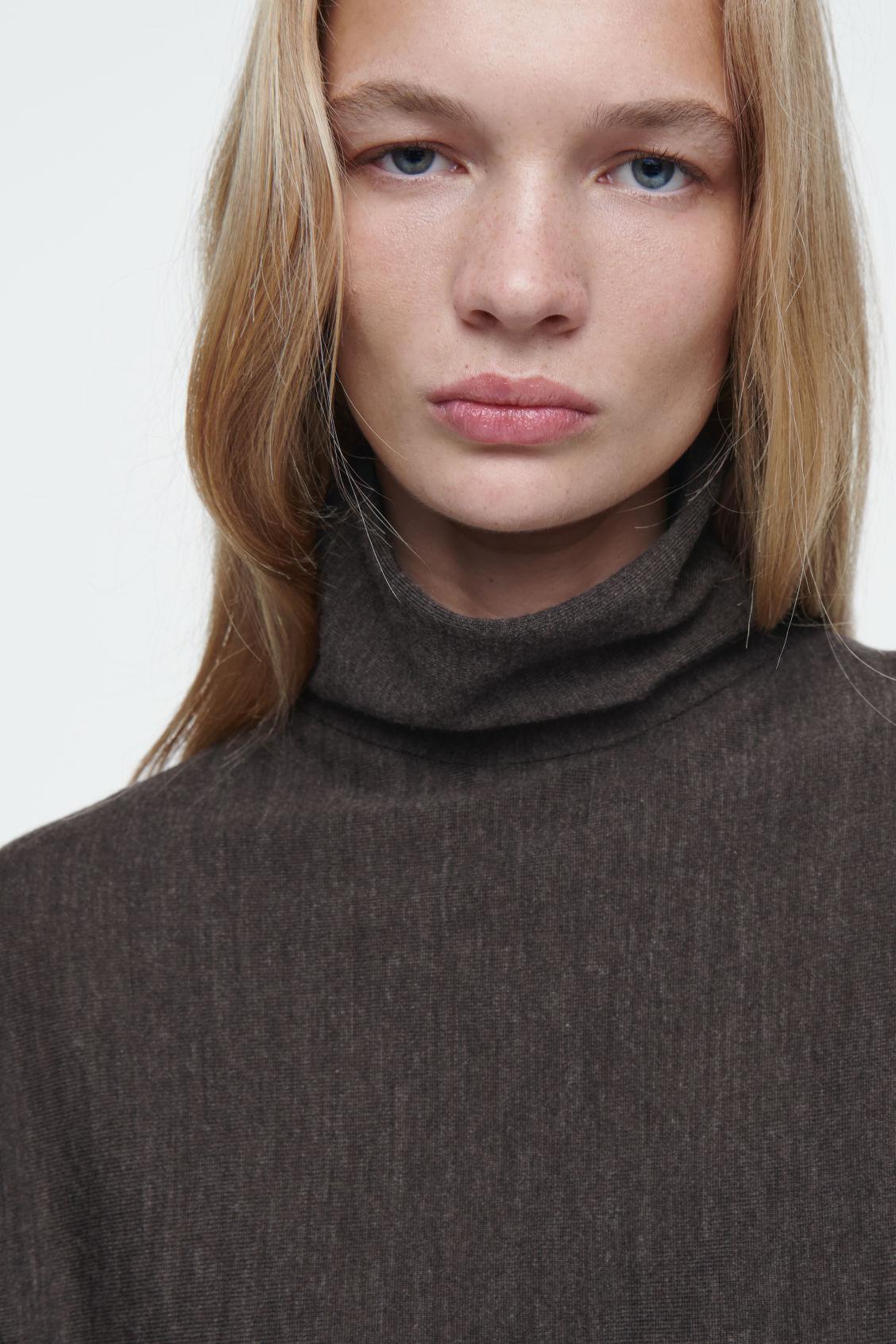 THE FUNNEL-NECK MERINO WOOL SWEATER Product Image