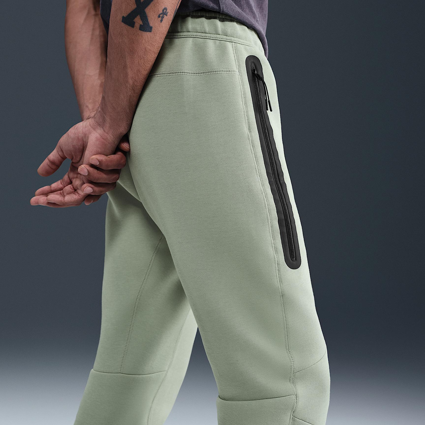 Chelsea FC Tech Men's Nike Soccer Fleece Joggers Product Image