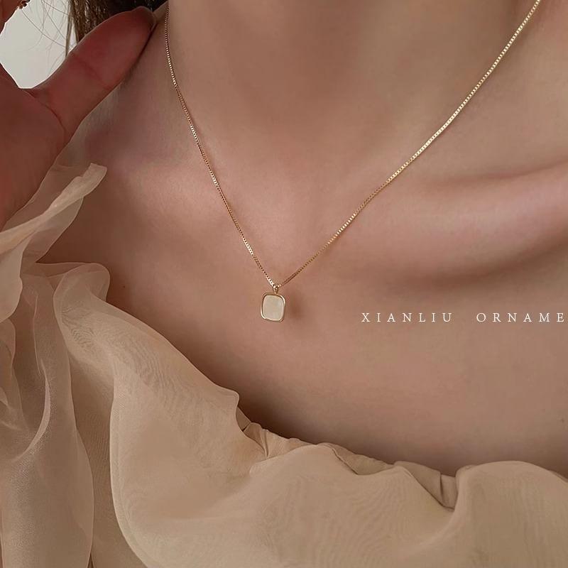 Metallic Necklace Product Image