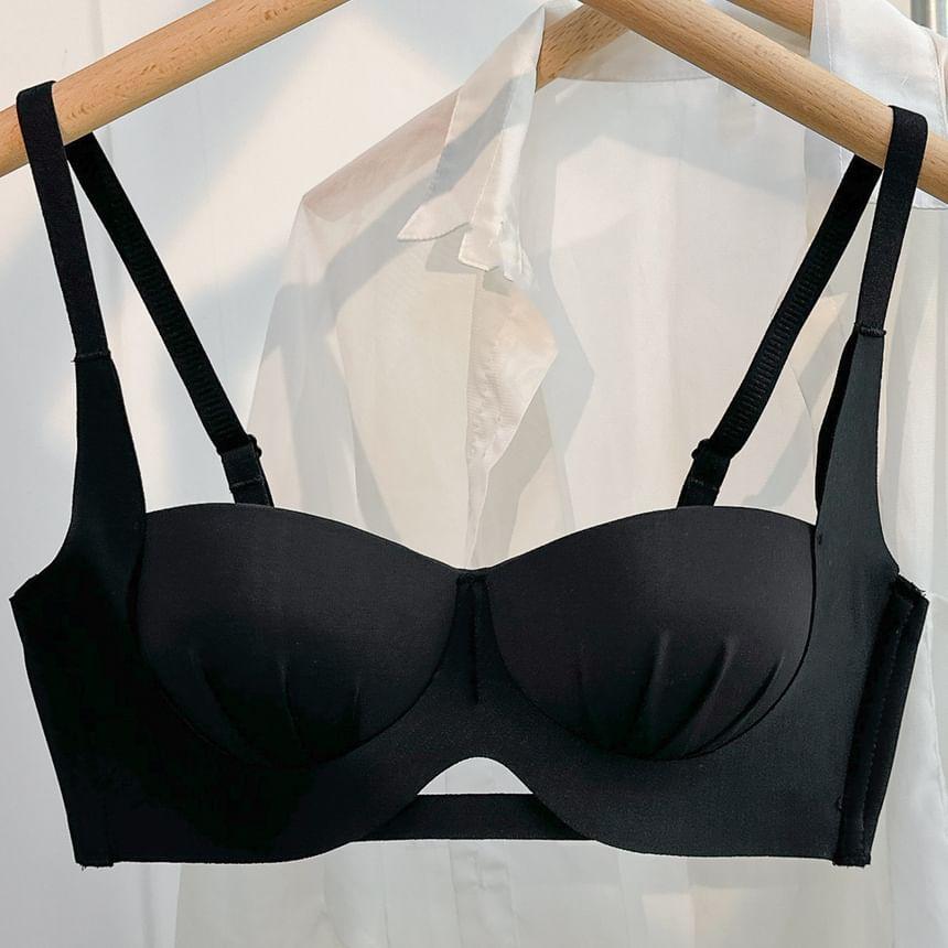 Plain Cutout Ruched Wireless Bra Product Image
