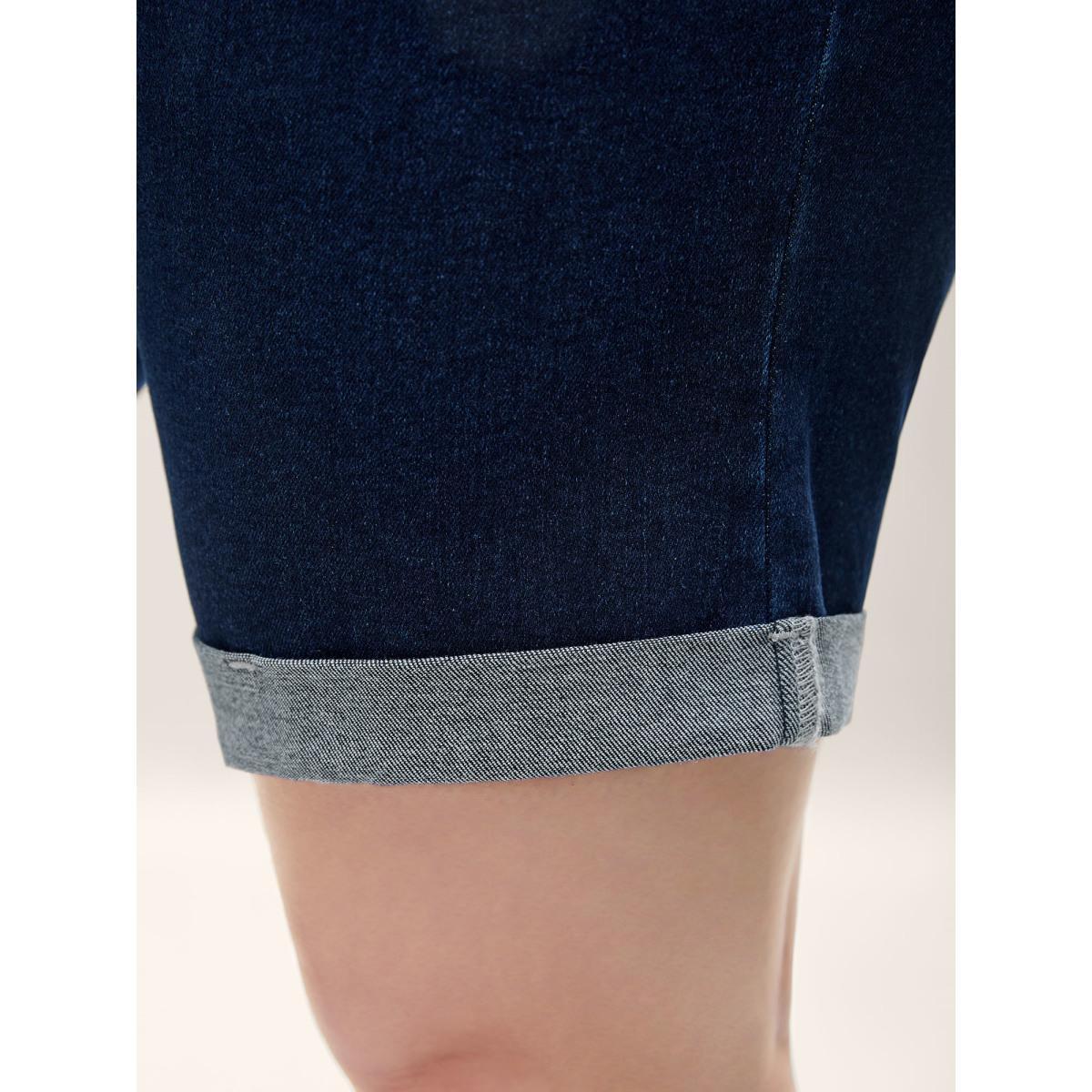 Plus Size Stretchy Skinny-Fit Classic Denim Shorts Women Midblue Medium stretch Everyday-Casual Slanted pocket Denim Shorts BloomChic 28/5X Product Image