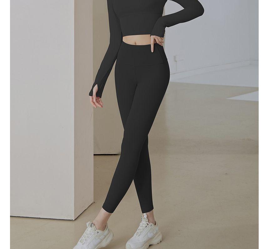 Long-Sleeve Scoop Neck Plain Criss Cross Crop Sports T-Shirt / Plain Yoga Pants / Set Product Image