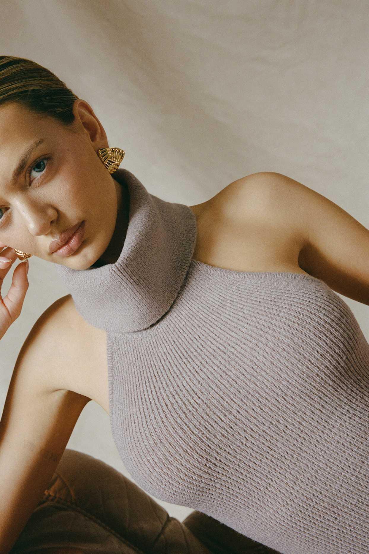 Ribbed-Knit Turtleneck Backless Top in Taupe Product Image