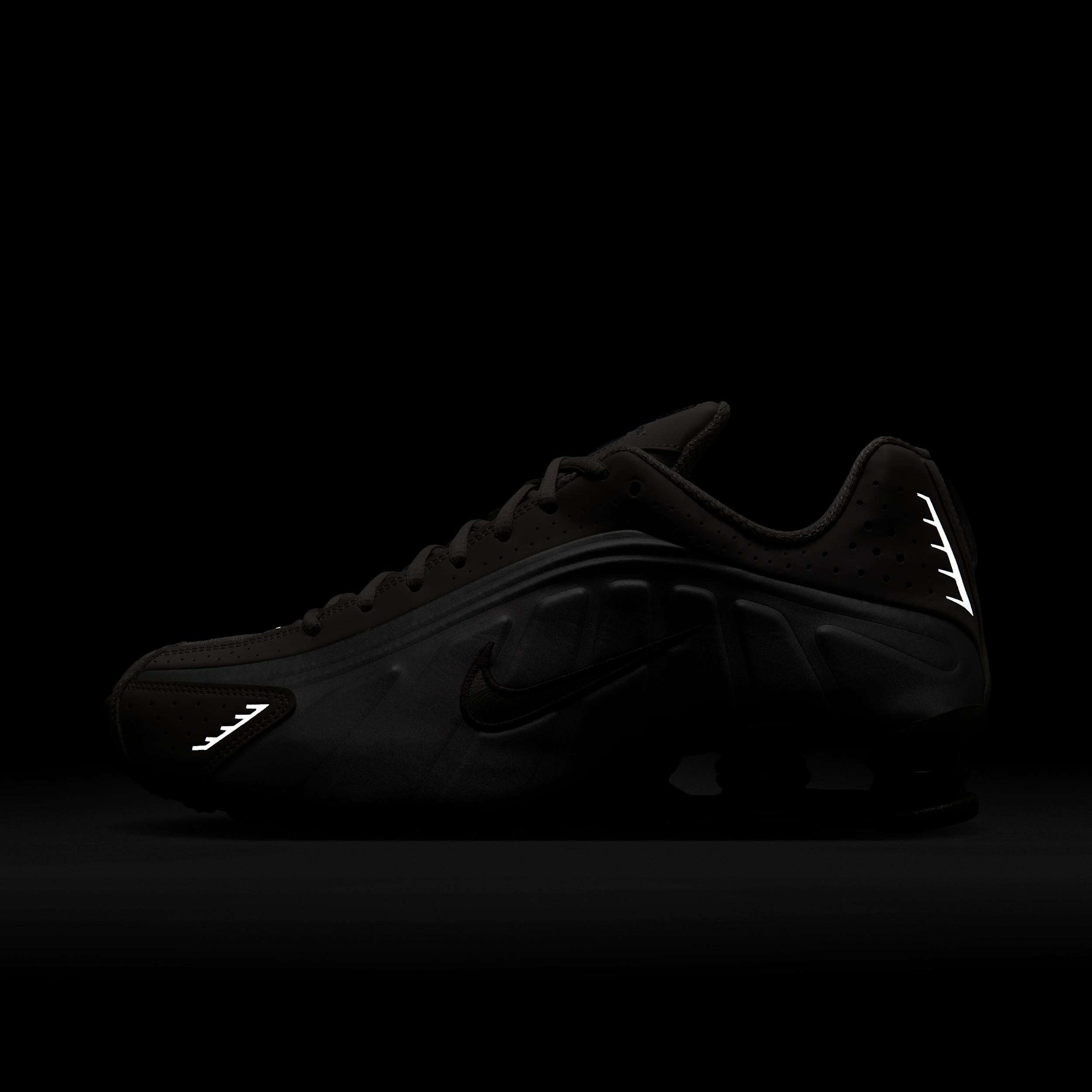 Nike Men's Shox R4 Shoes Product Image