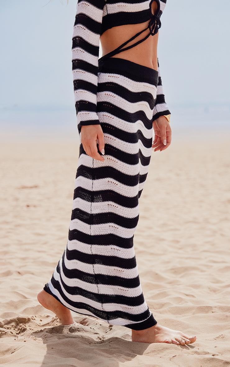 Monochrome Wave Knit Low Rise Maxi Skirt Product Image