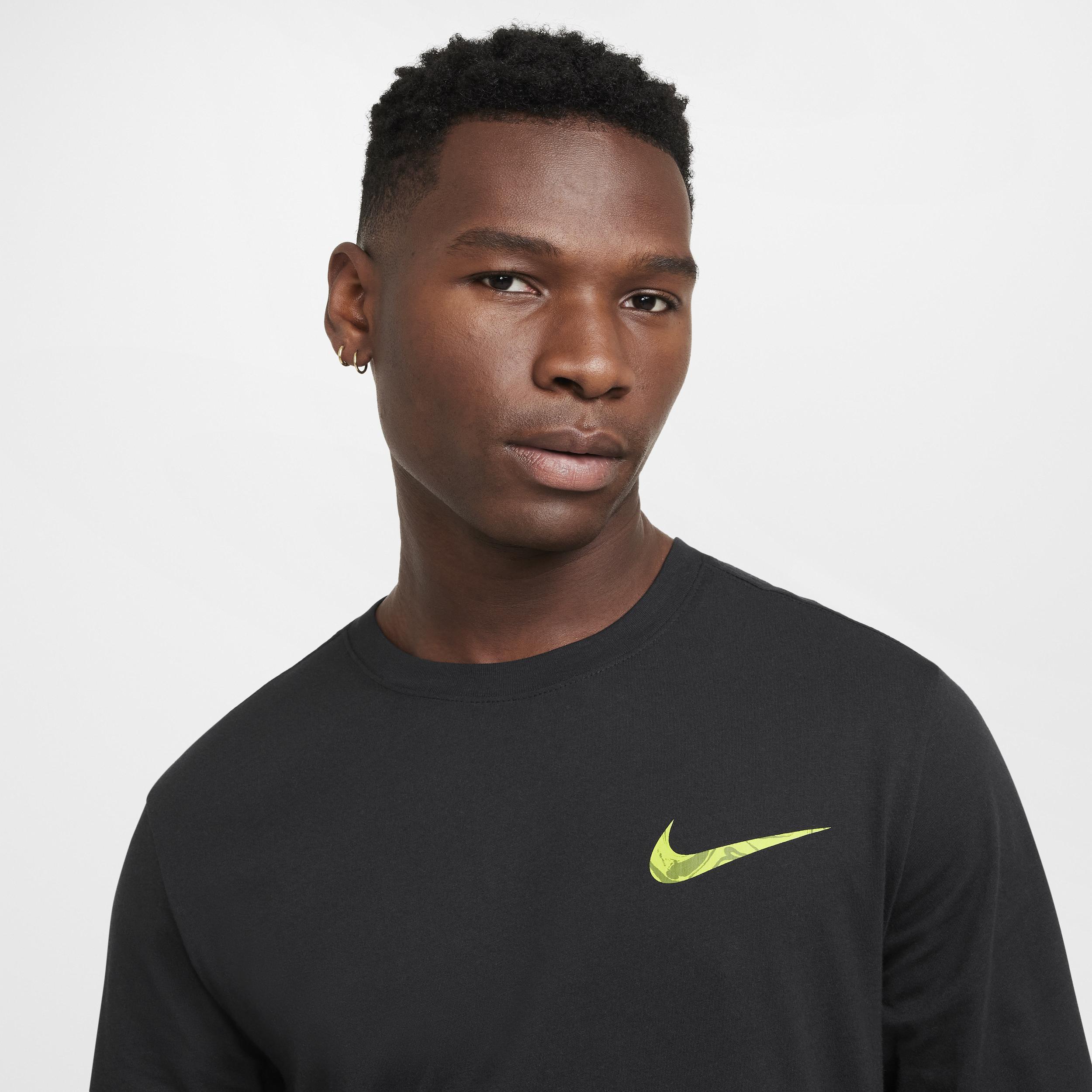 Nike Sportswear Club Long-Sleeve T-Shirt Product Image