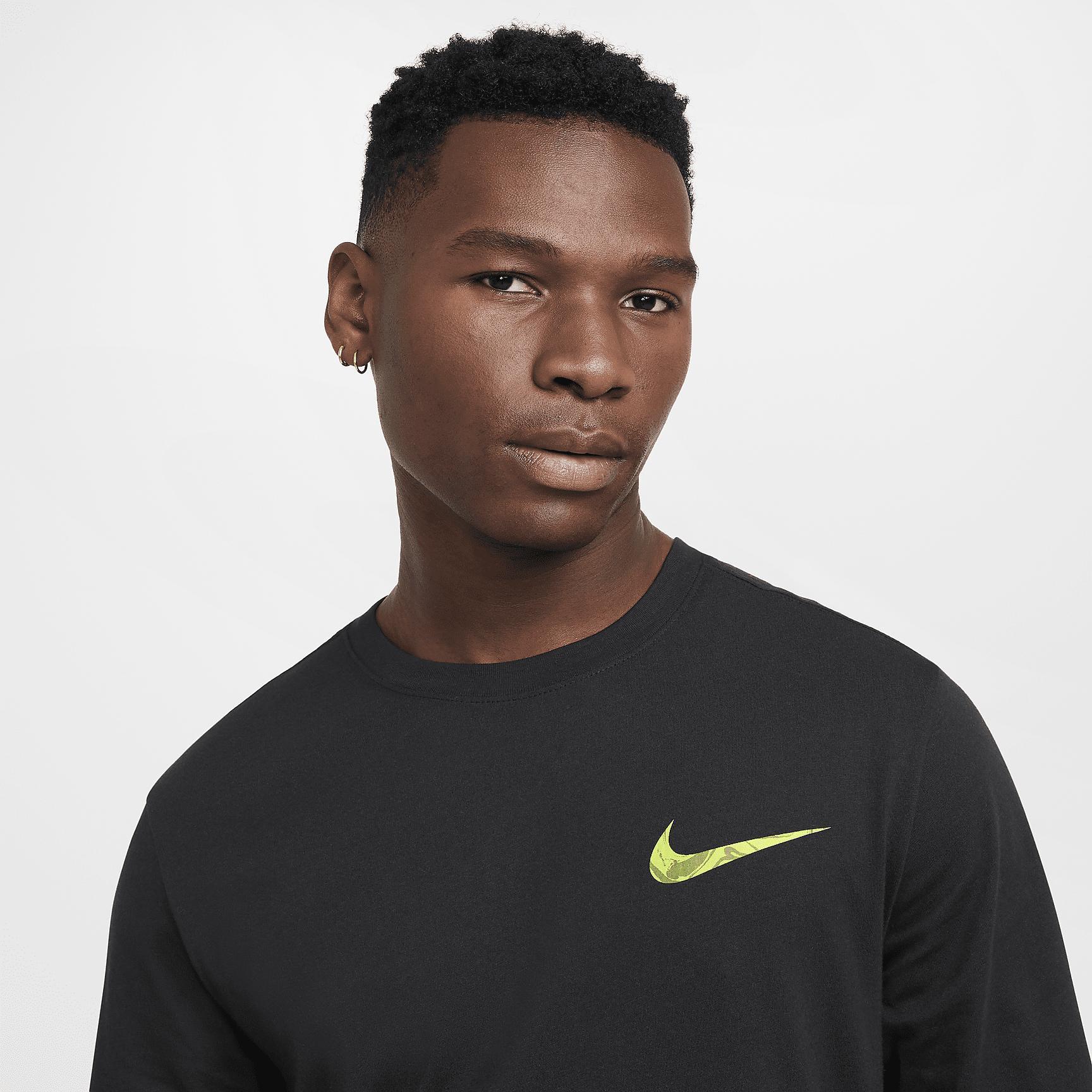 Nike Sportswear Club Long-Sleeve T-Shirt Product Image