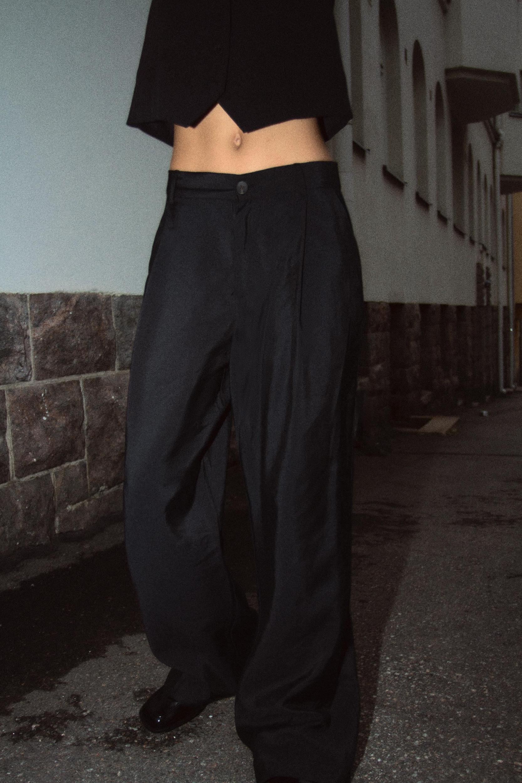 FLOWY PLEATED PANTS Product Image