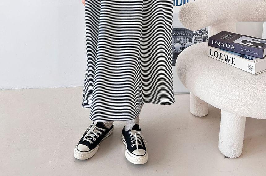Long-Sleeve Striped Loose-Fit Midi Dress Product Image